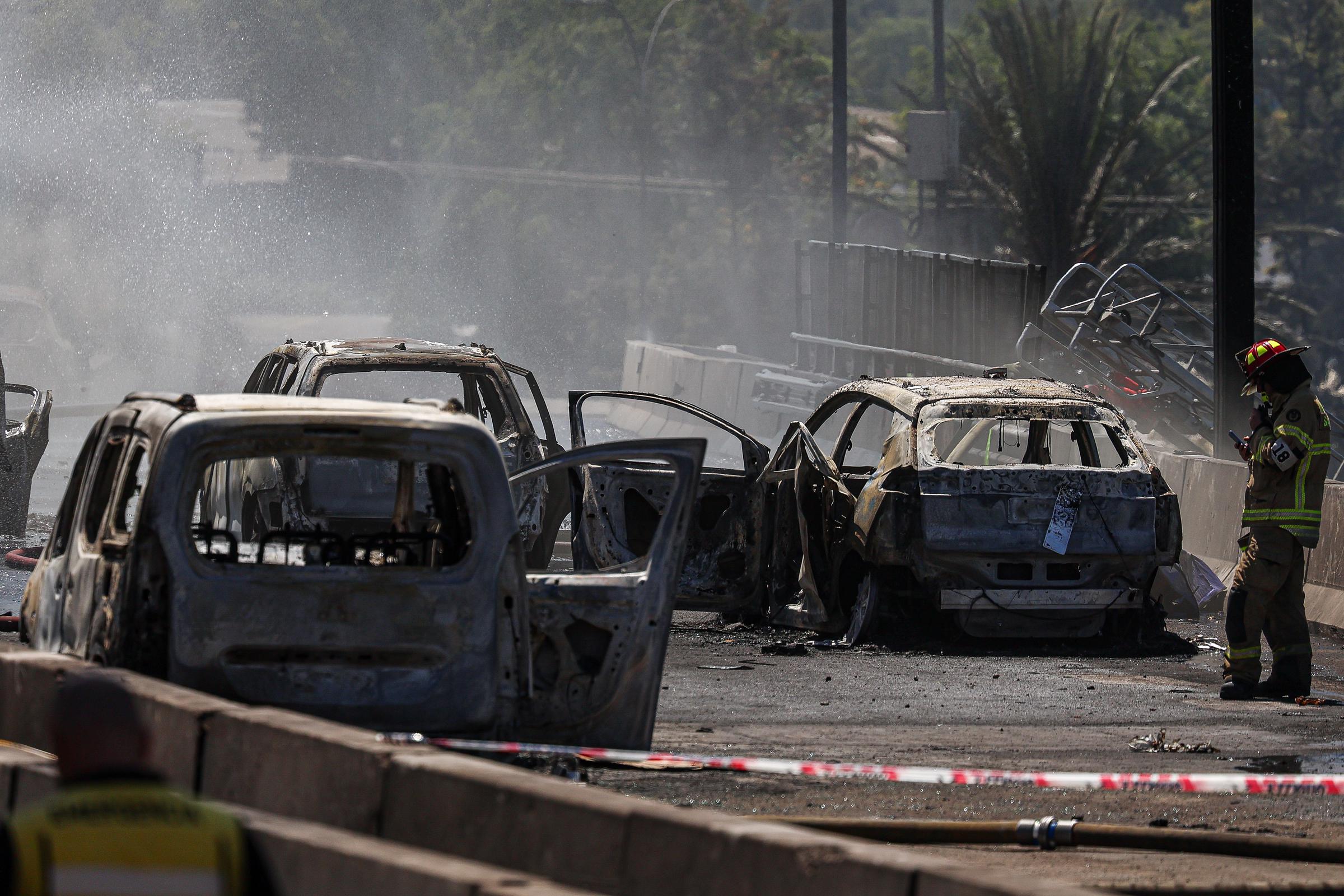 Autos incendiados tras la explosión de un camión con gas en Santiago, Chile, el 19 de febrero de 2026. | Fuente: Getty Images