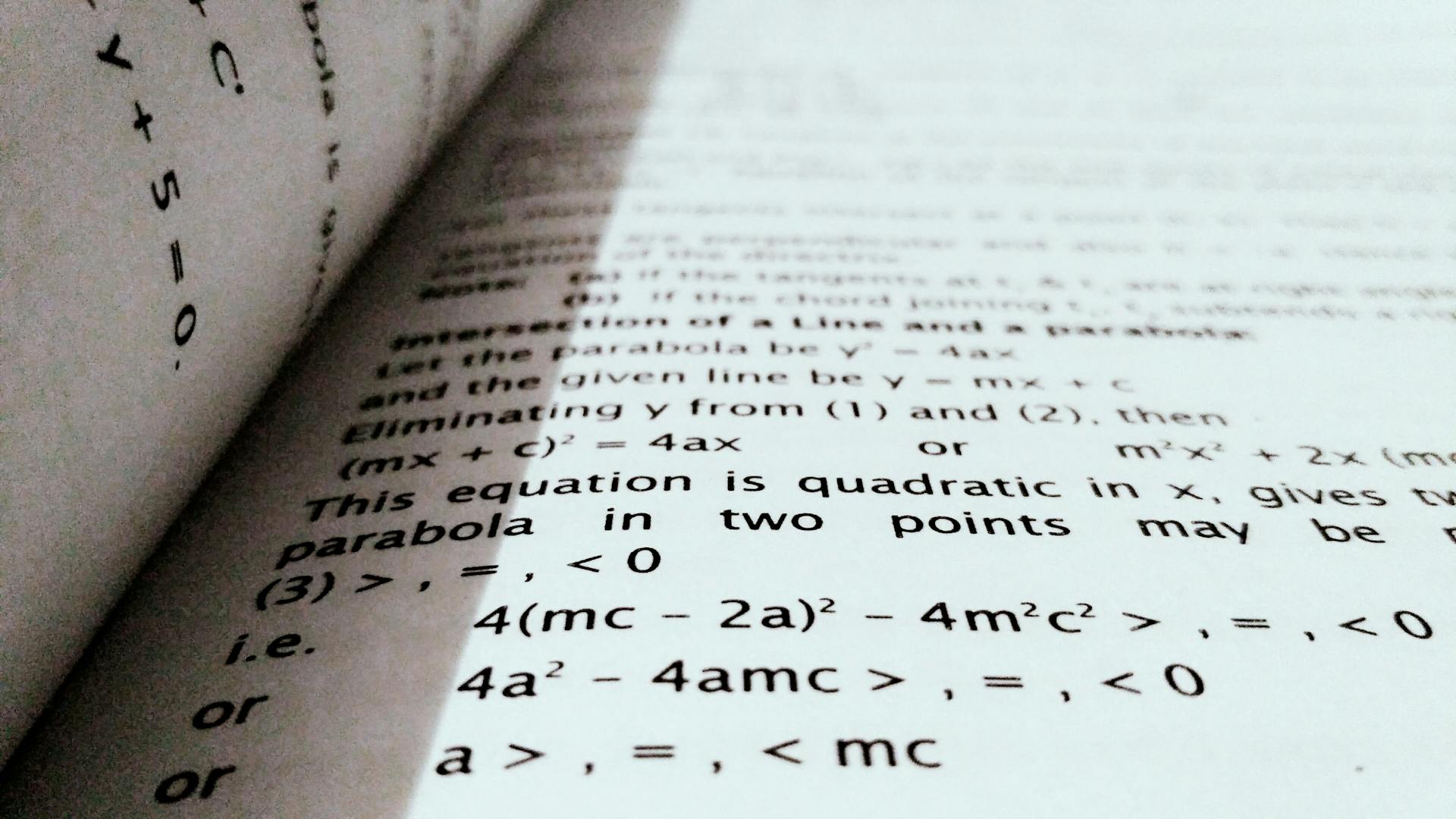 Un libro de texto de matemáticas | Fuente: Pexels