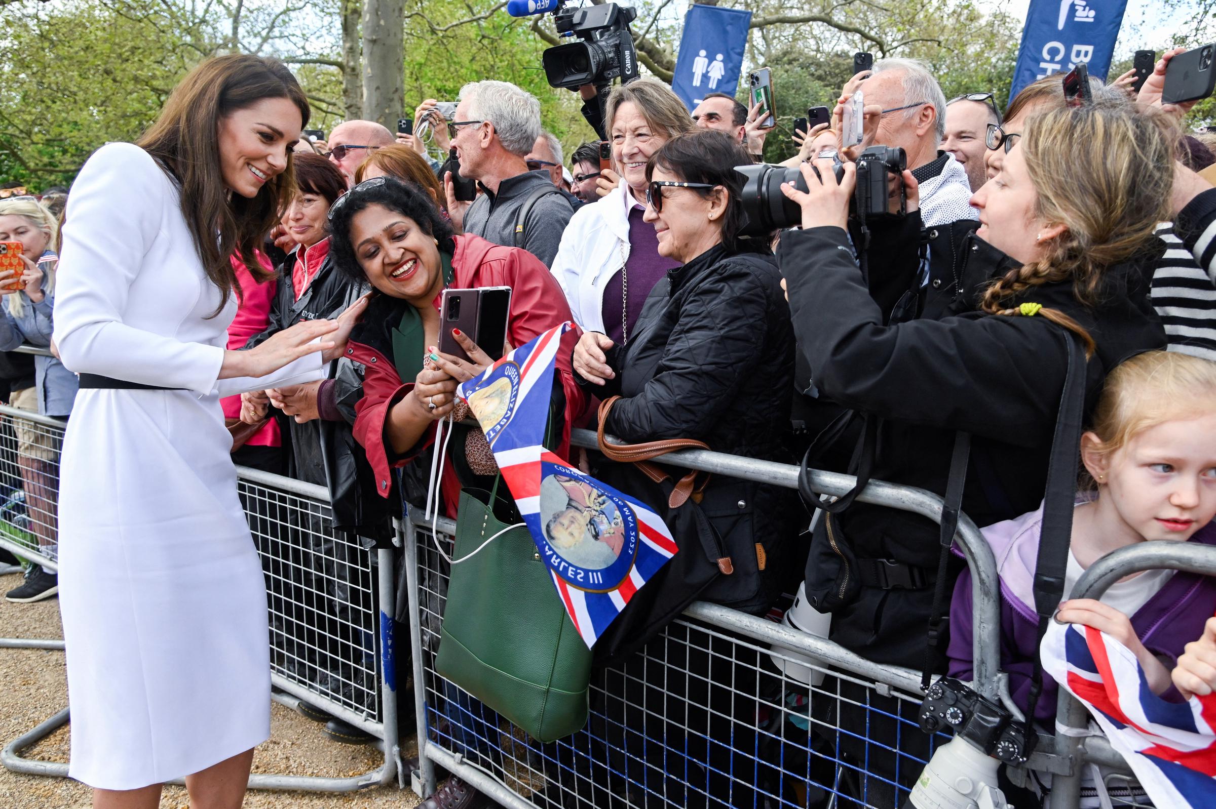 Catherine, princesa de Gales, se reúne con simpatizantes durante un paseo por el Mall, frente al Palacio de Buckingham, antes de la coronación del Rey Charles de Inglaterra y Camilla, Reina Consorte, en Londres, Inglaterra, el 5 de mayo de 2023 | Fuente: Getty Images