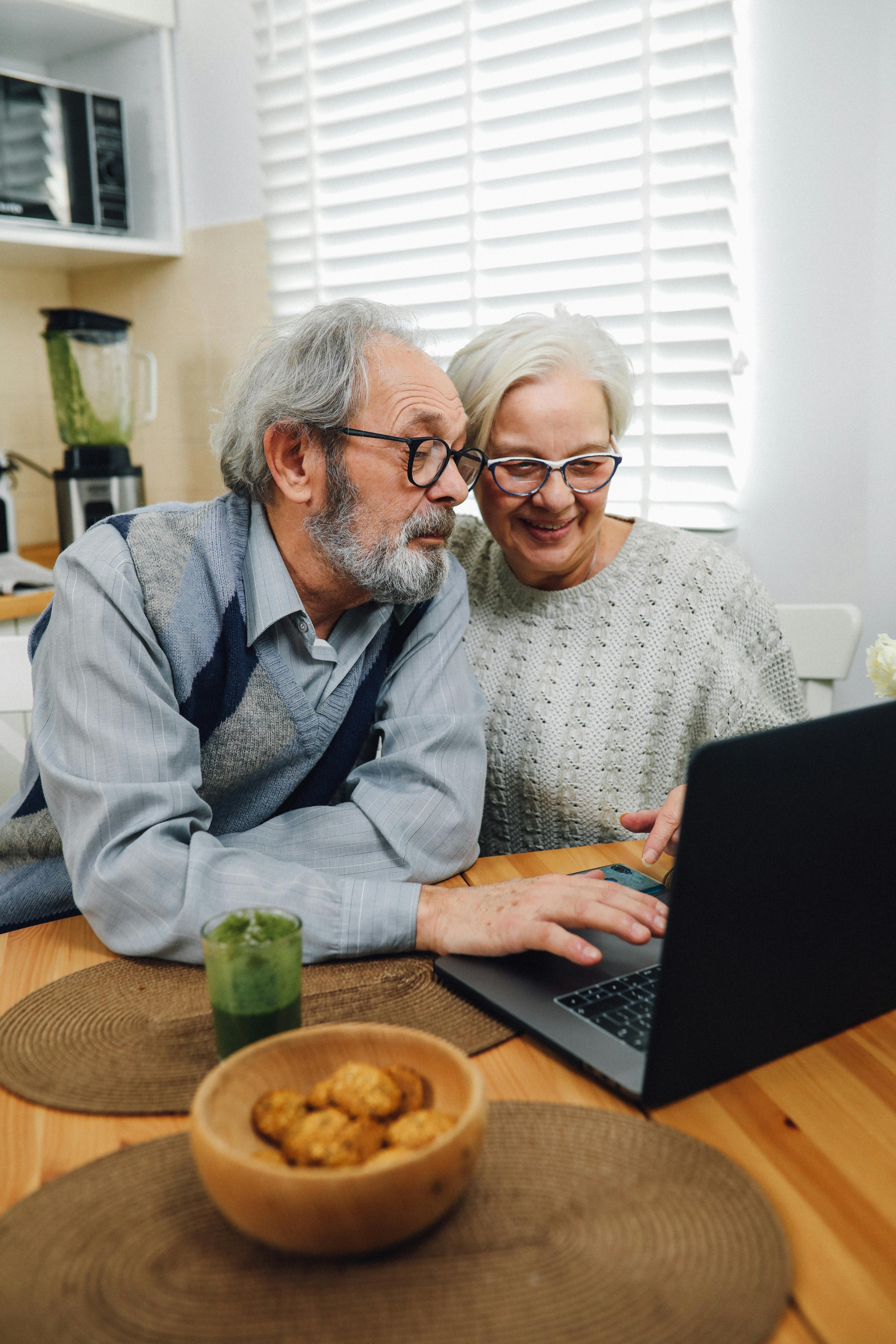 Una pareja de ancianos utilizando juntos un ordenador portátil | Fuente: Pexels