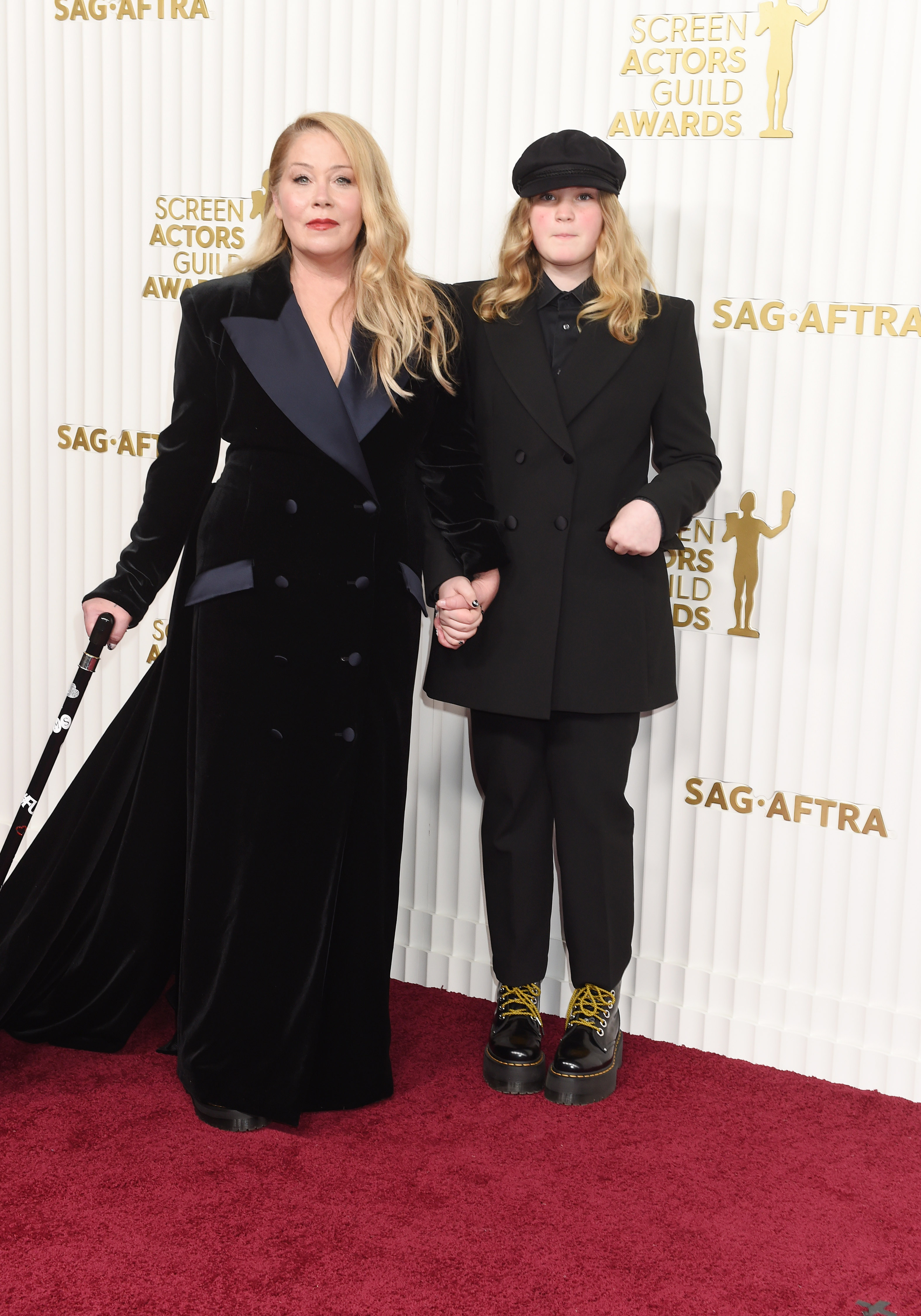 Christina Applegate y Sadie LeNoble posan en los 29º Premios Anuales del Sindicato de Actores el 26 de febrero de 2023 | Fuente: Getty Images