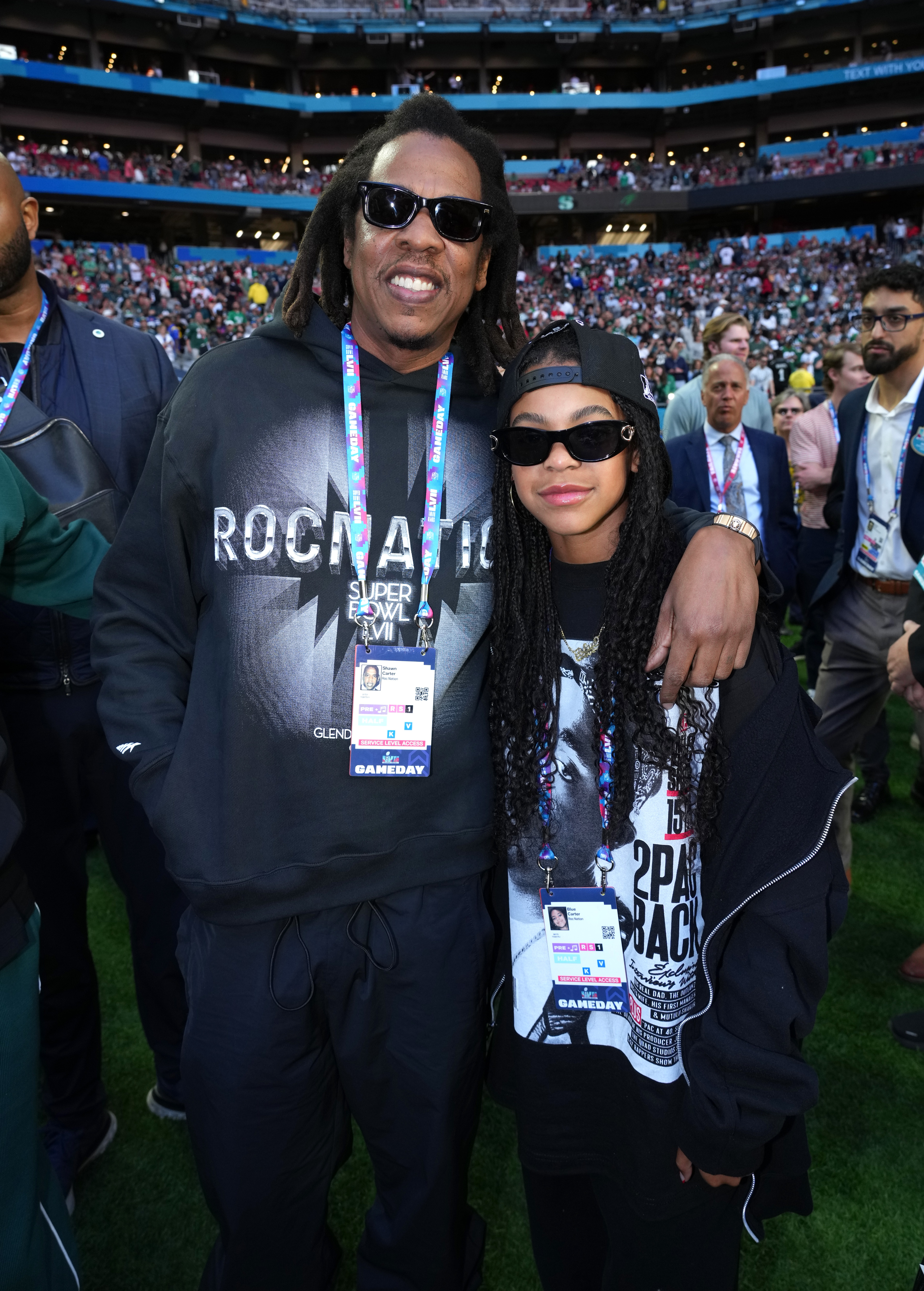 Jay-Z y Blue Ivy Carter asisten a la Super Bowl LVII el 12 de febrero de 2023, en Glendale, Arizona. | Fuente: Getty Images