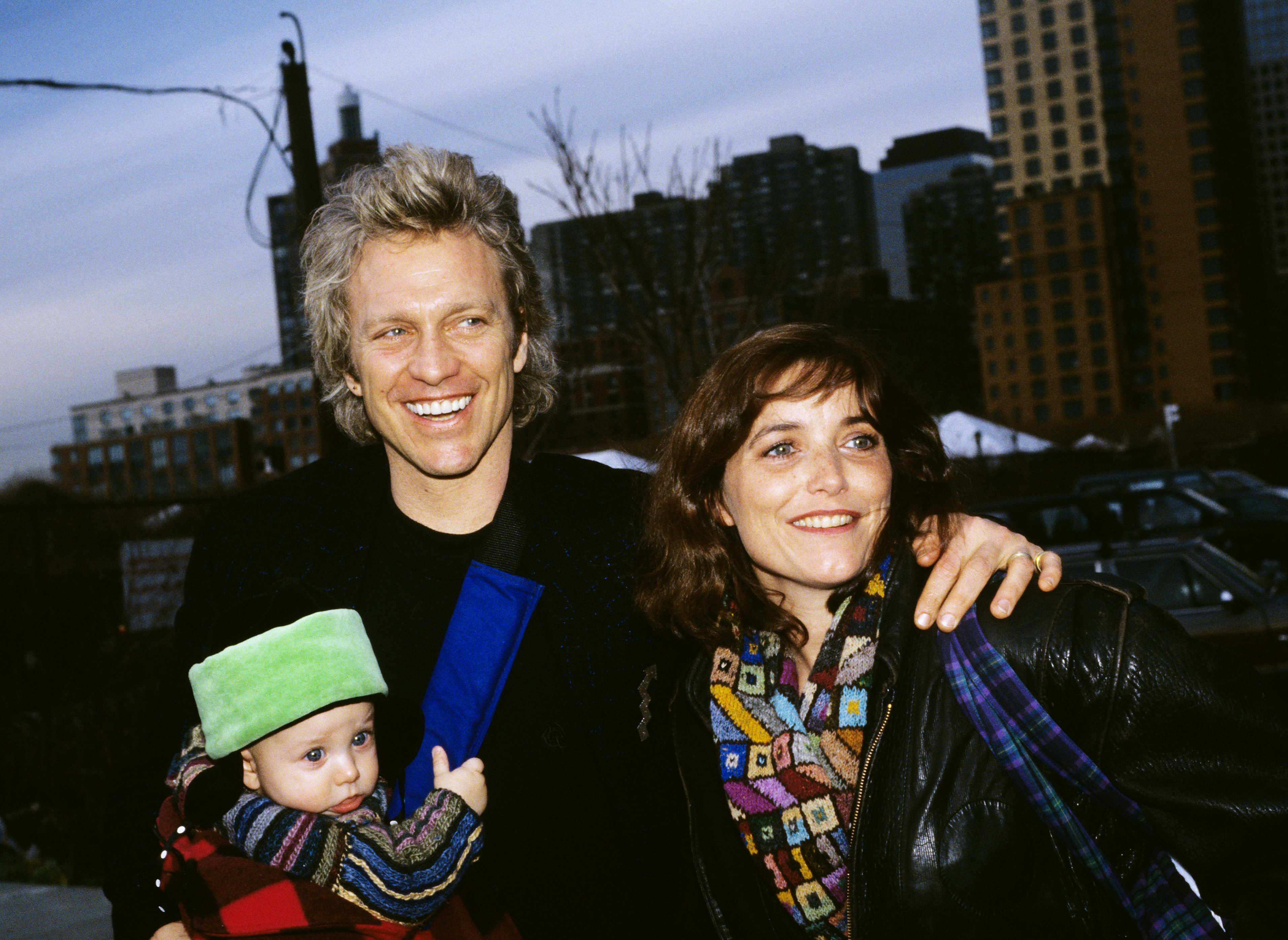 Kale Browne, Karen Allen y Nicholas Browne fotografiados el 1 de octubre de 1990 | Fuente: Getty Images