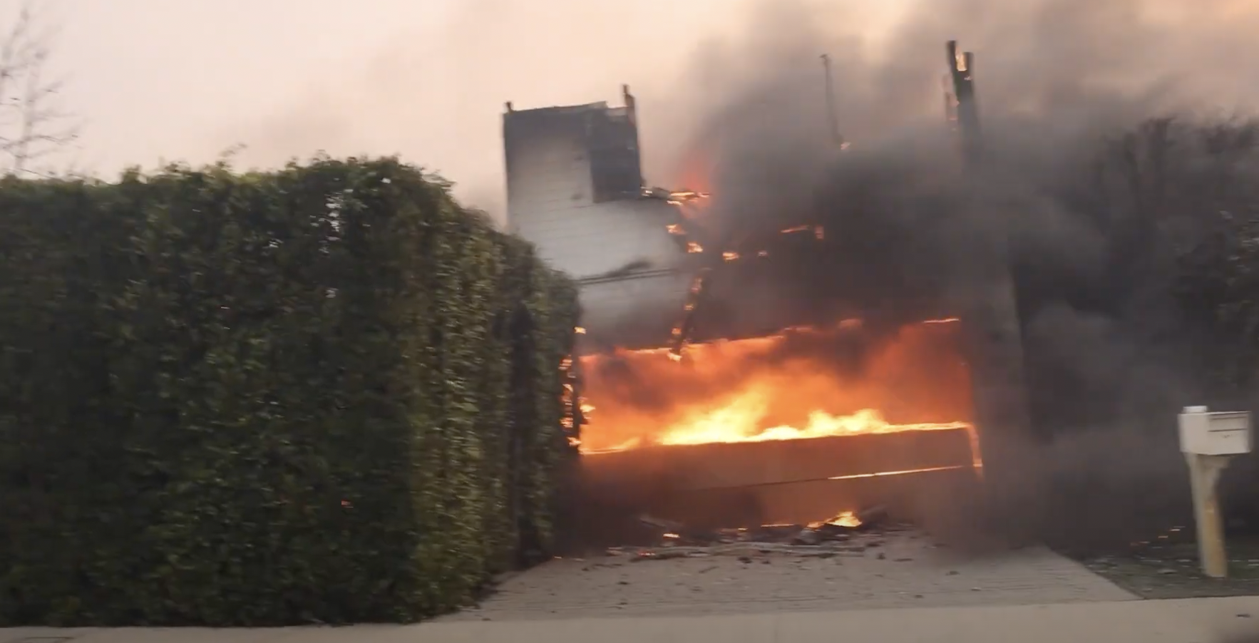 El incendio de Leighton Meester y Adam Brody, visto en un vídeo del 9 de enero de 2025 | Fuente: YouTube/@pagesix