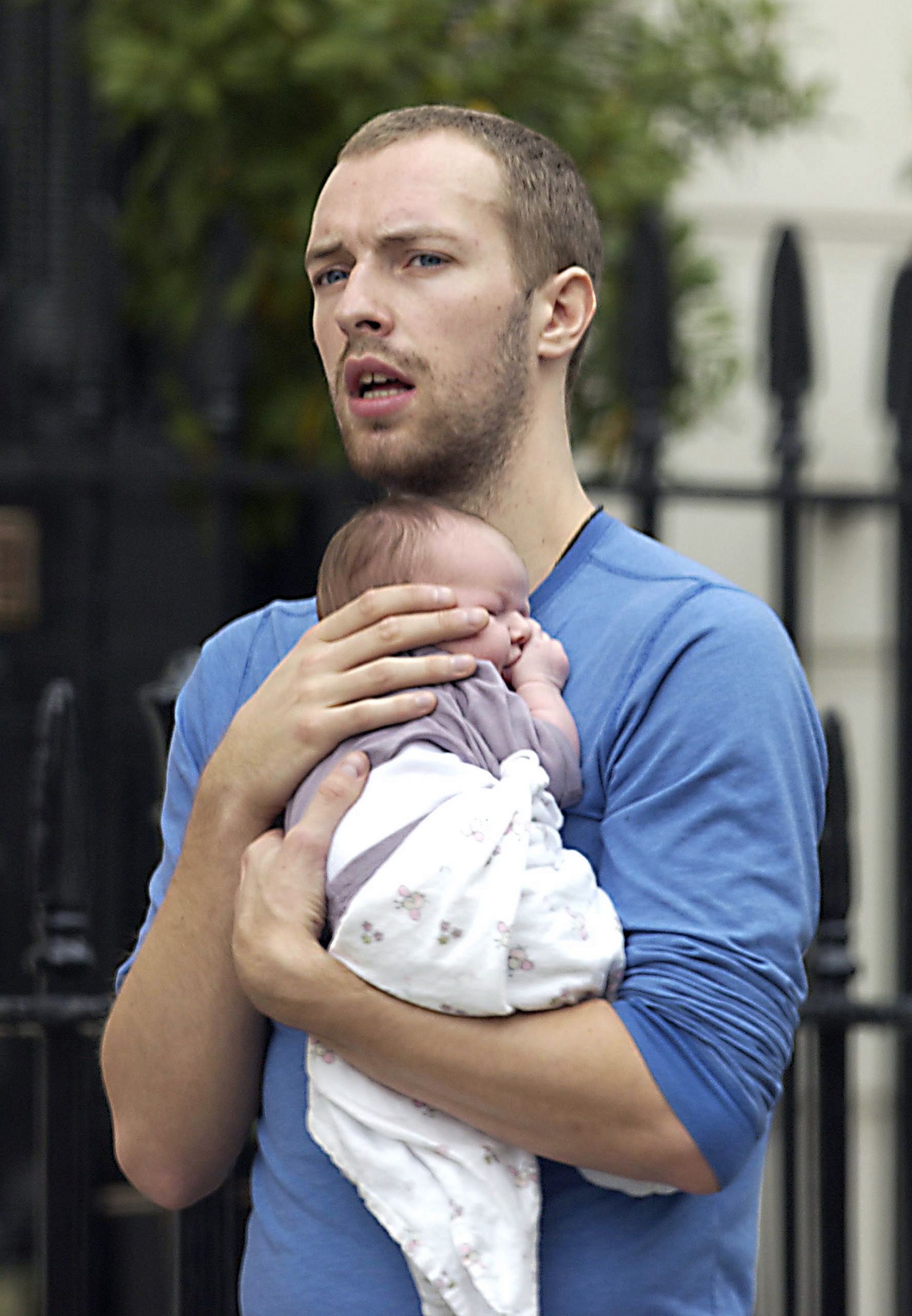 Chris Martins con su bebé Apple el 25 de mayo de 2004 | Fuente: Getty Images