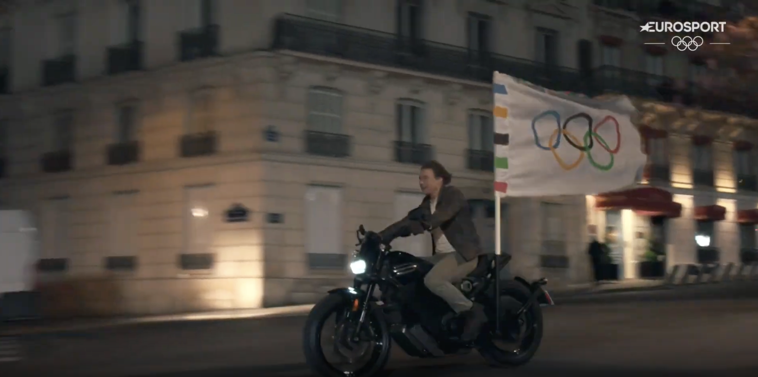 Tom Cruise saliendo con la bandera olímpica, publicado el 12 de agosto de 2024 | Fuente: YouTube/Eurosport