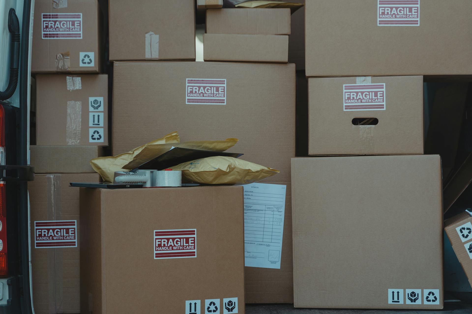 Una pila de cajas de cartón | Fuente: Pexels