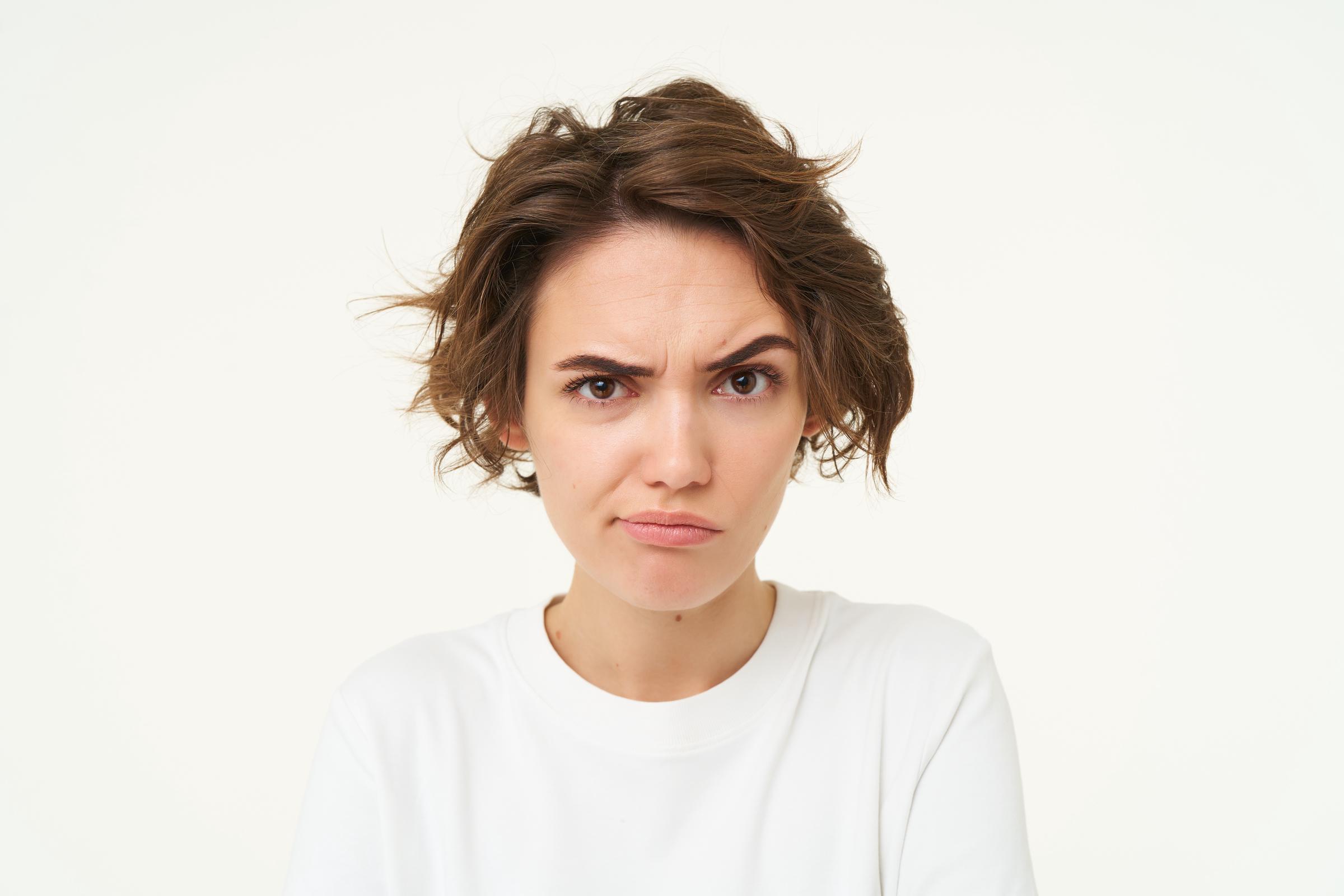 Una donna accigliata | Fonte: Freepik