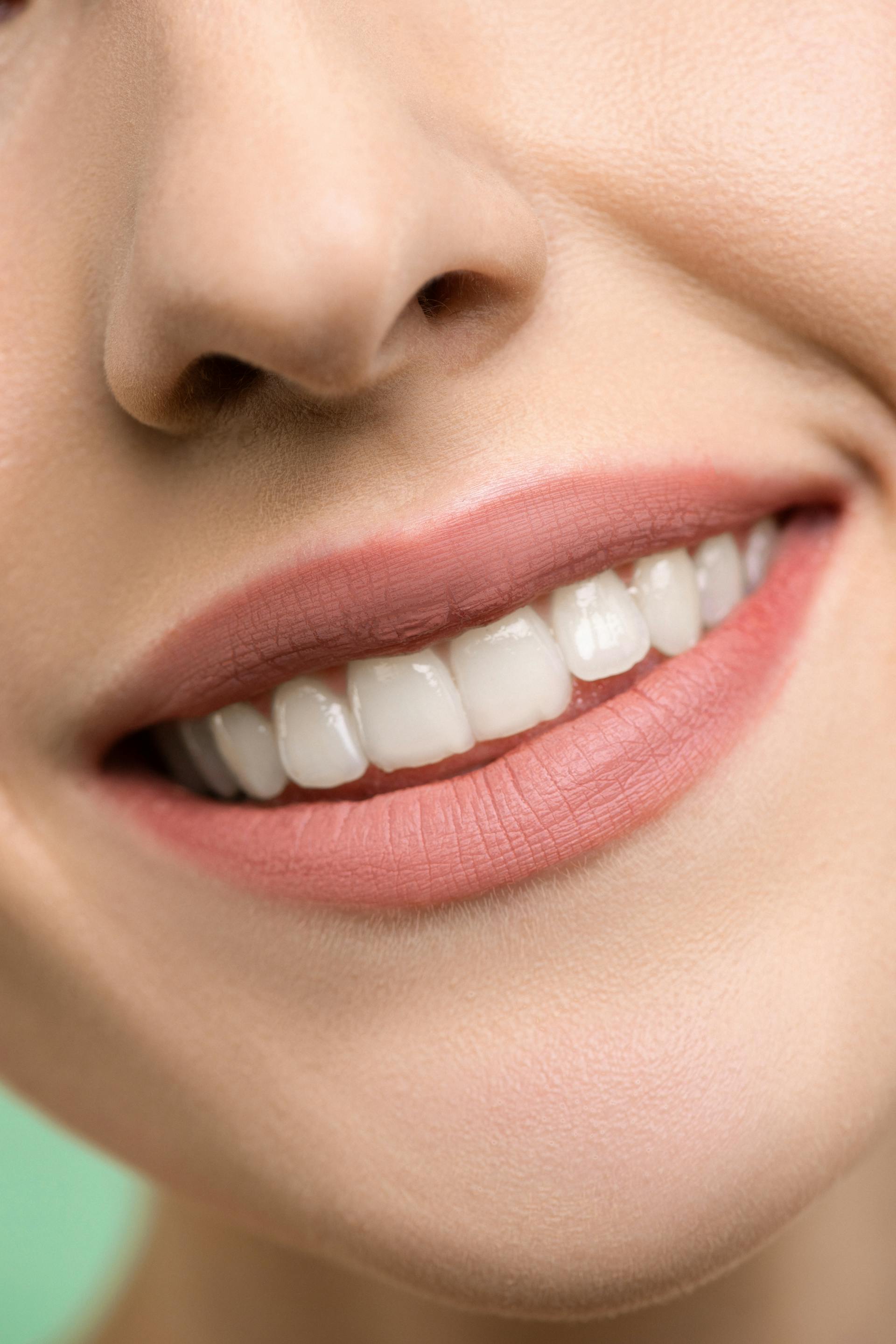 Una mujer con una sonrisa de satisfacción | Fuente: Pexels