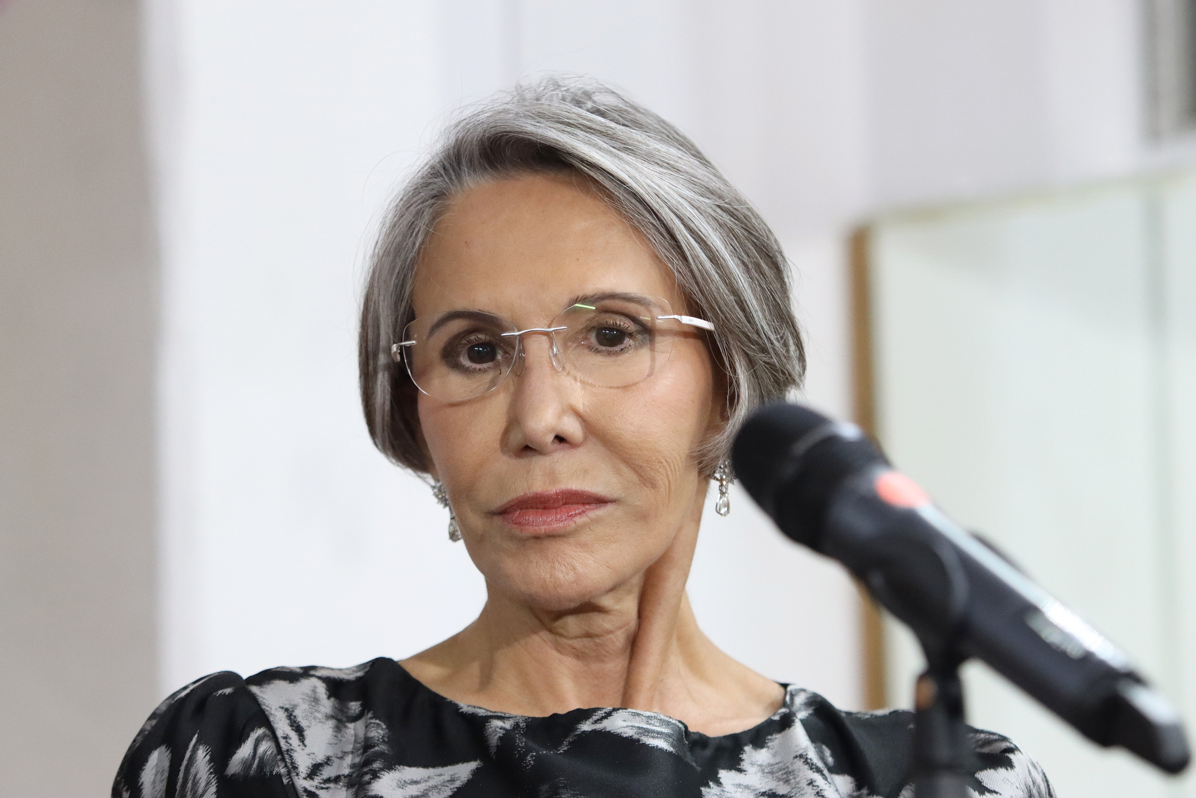 Florinda Meza observa durante una conferencia de prensa tras la función número 100 de la obra "Ugo, Pako y Joseluiz" en el Nuevo Teatro Libanés el 21 de julio de 2023 en la Ciudad de México. | Fuente: Getty Images