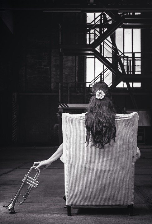 Chica solitaria sentada. | Foto: Pixabay