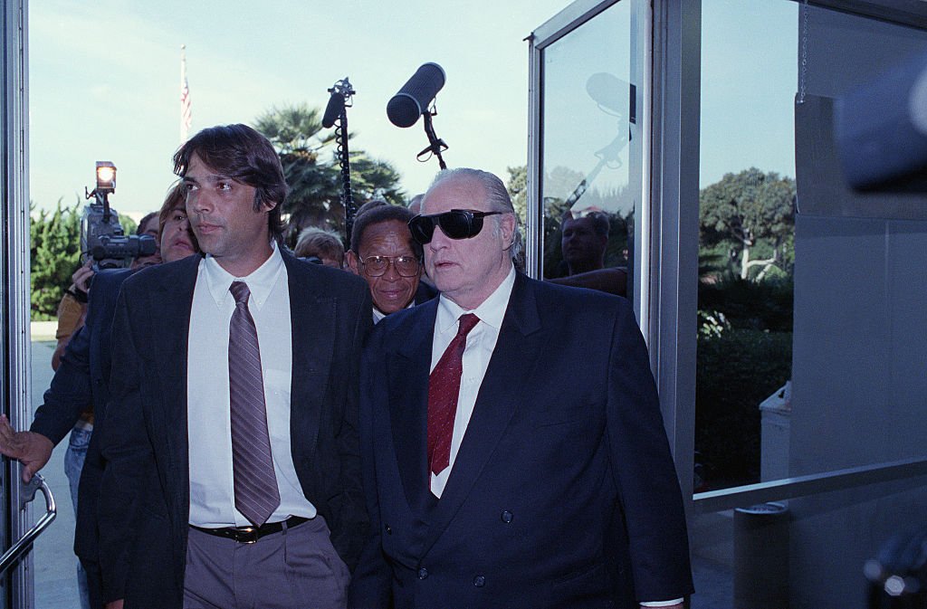Marlon Brando y su hijo Christian entrando a tribunales en septiembre en 1990. | Foto: Getty Images