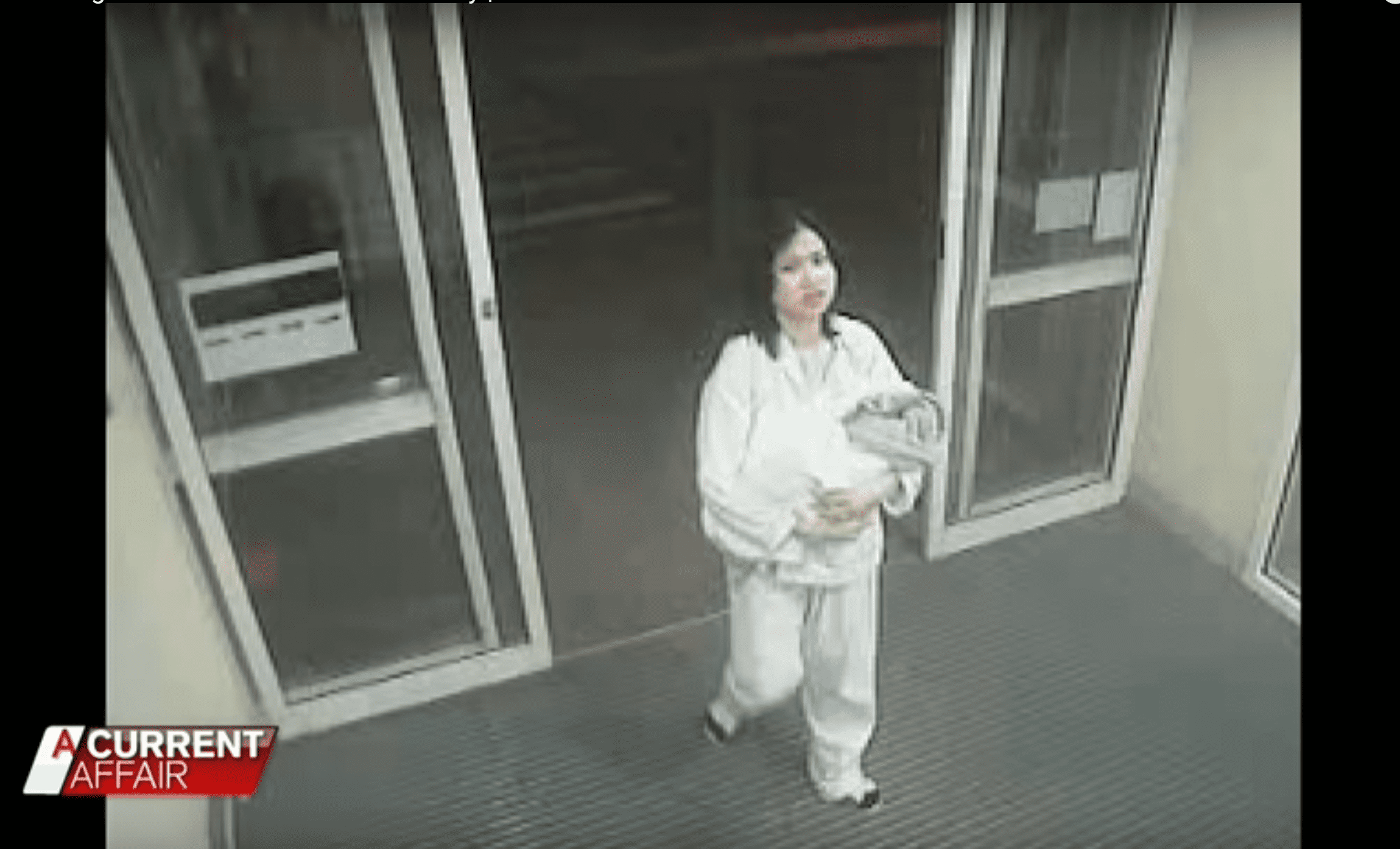 La madre de Jessica Boatwright entrando al hospital. | Foto: Youtube.com/A Current Affair