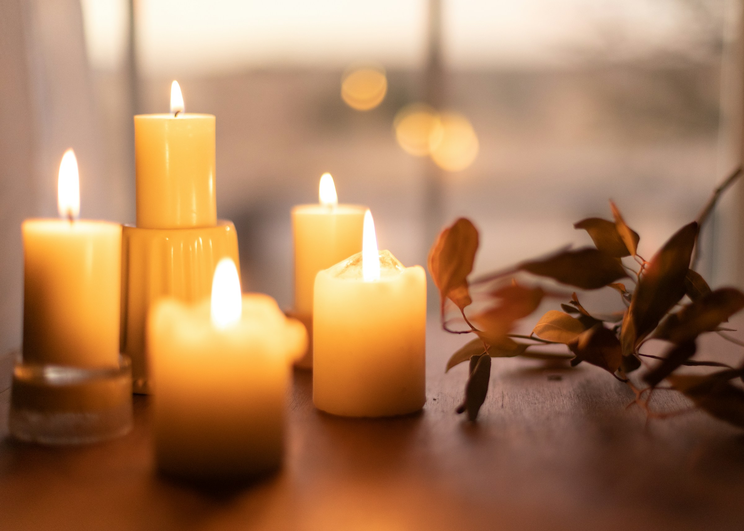 Velas encendidas | Fuente: Unsplash