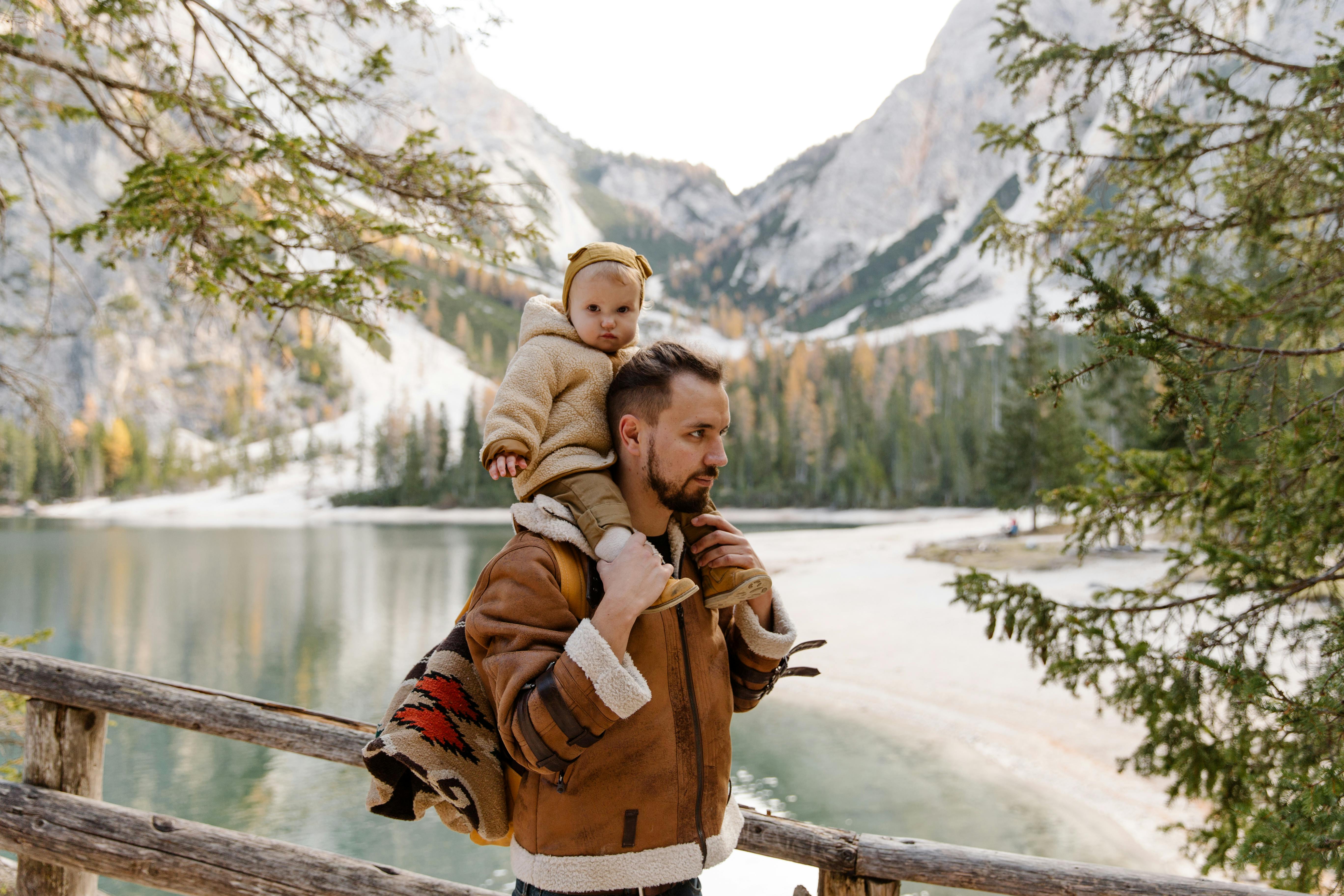 Un padre creando lazos afectivos con su hijo al aire libre | Fuente: Pexels