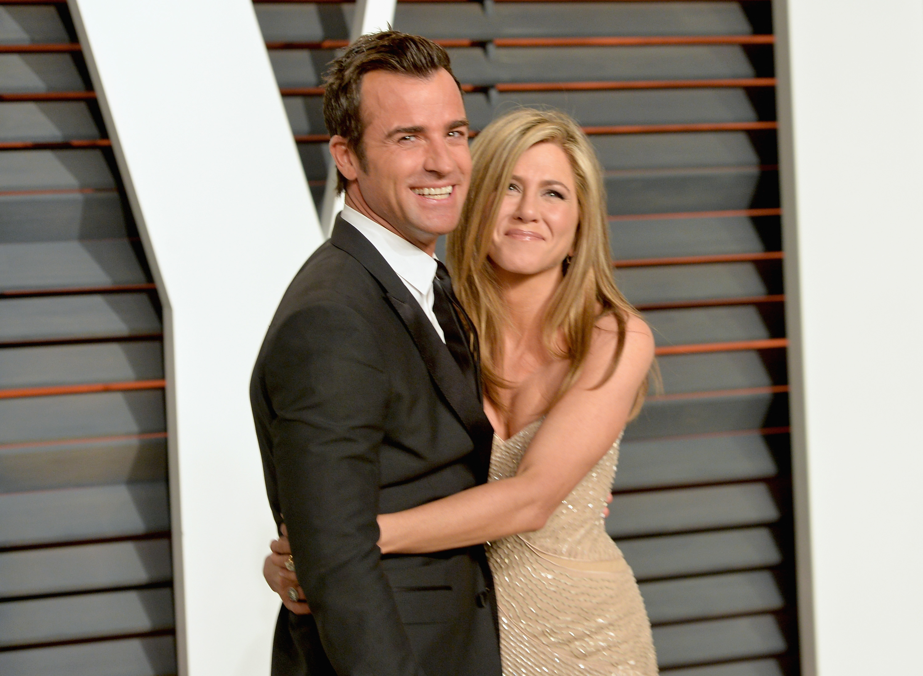 En la fiesta de los Oscar de Vanity Fair, en febrero de 2015, Aniston llegó con Justin Theroux. Llevaba un vestido dorado sin tirantes con sutiles brillos y su larga melena rubia recogida cuidadosamente detrás de una oreja.