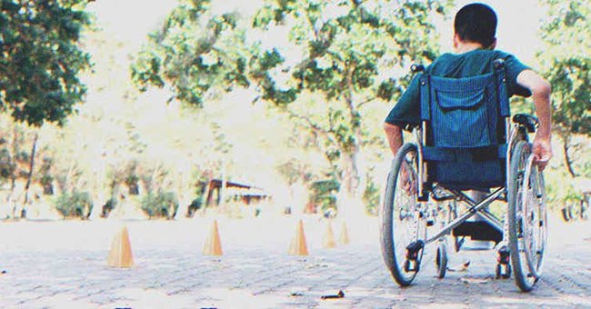Un niño en silla de ruedas | Foto: Shutterstock