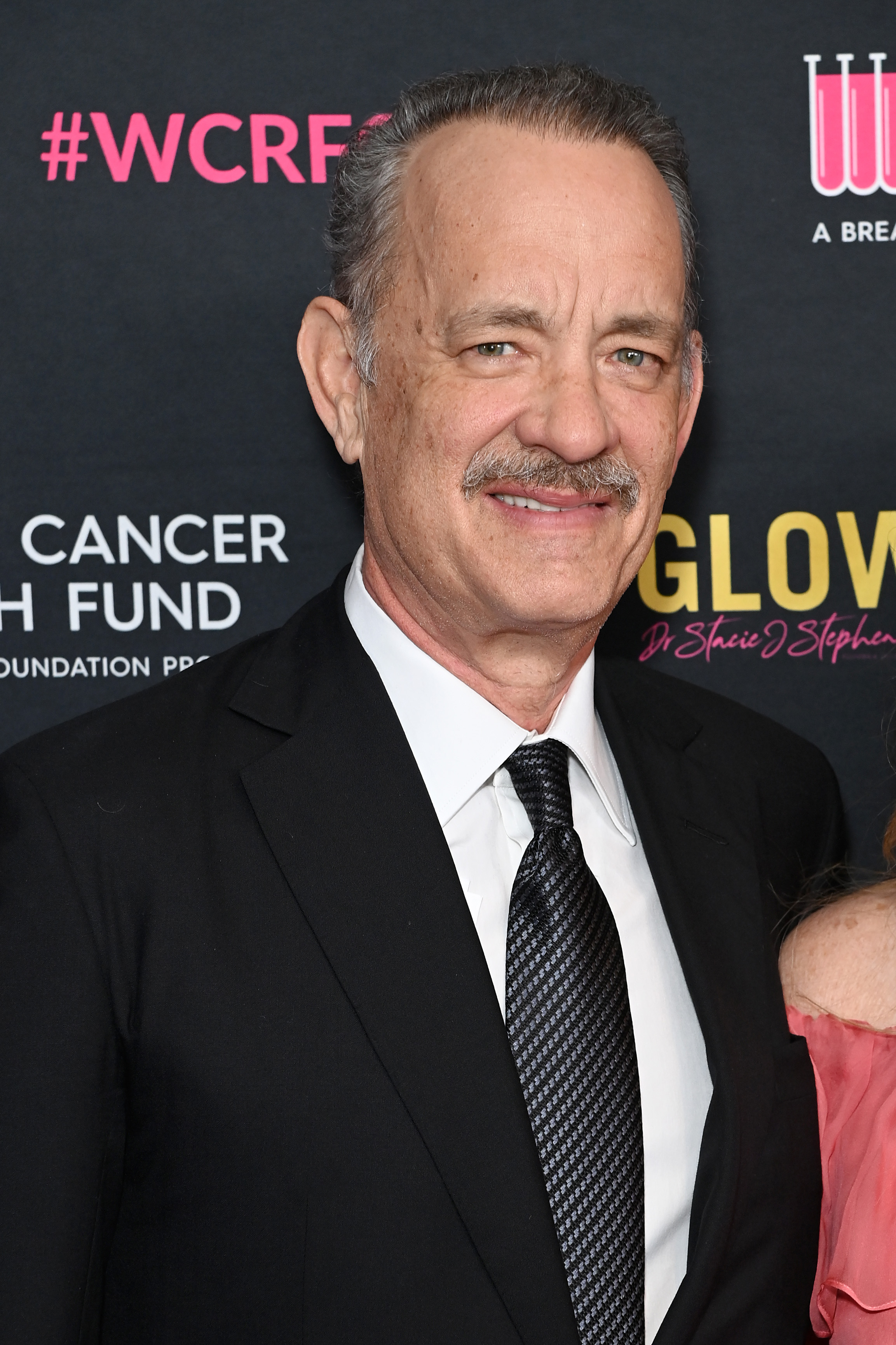 Tom Hanks en un acto benéfico para el Fondo de Investigación del Cáncer de la Mujer en Beverly Hills, California, el 10 de abril de 2024. | Fuente: Getty Images
