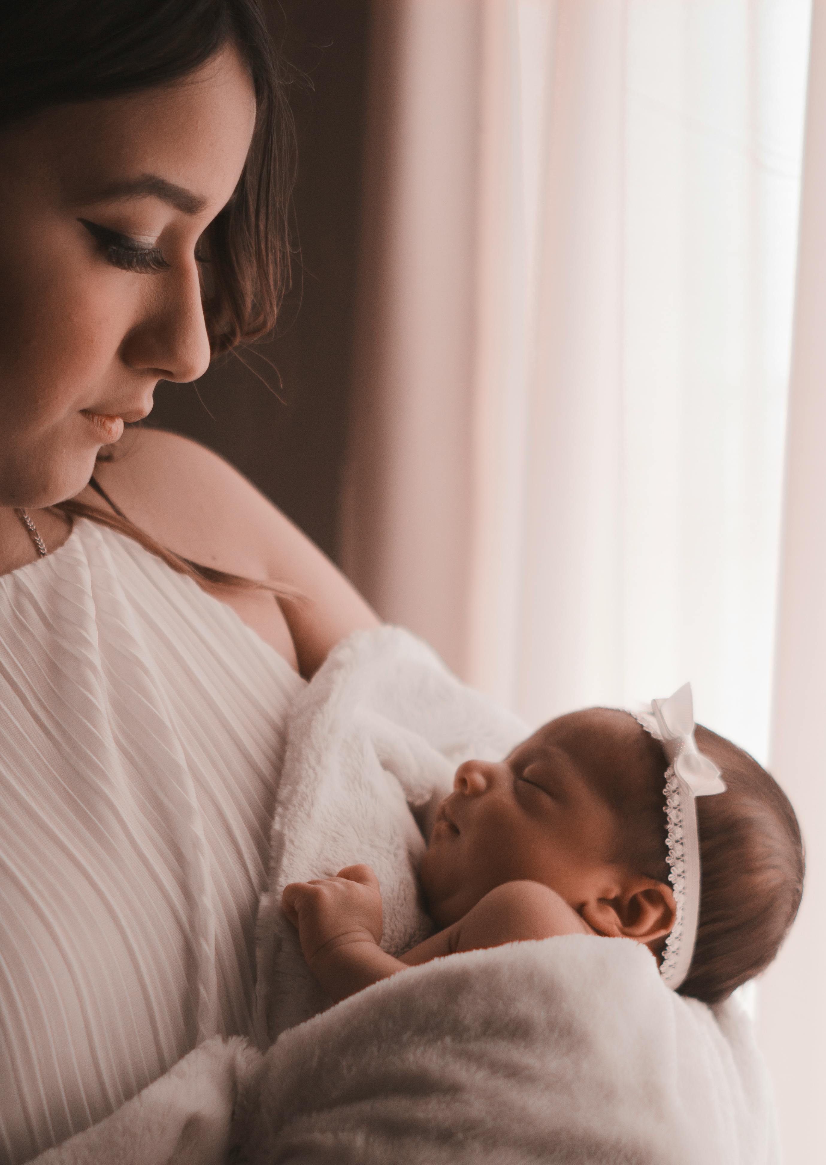 Una madre con su bebé en brazos | Fuente: Pexels