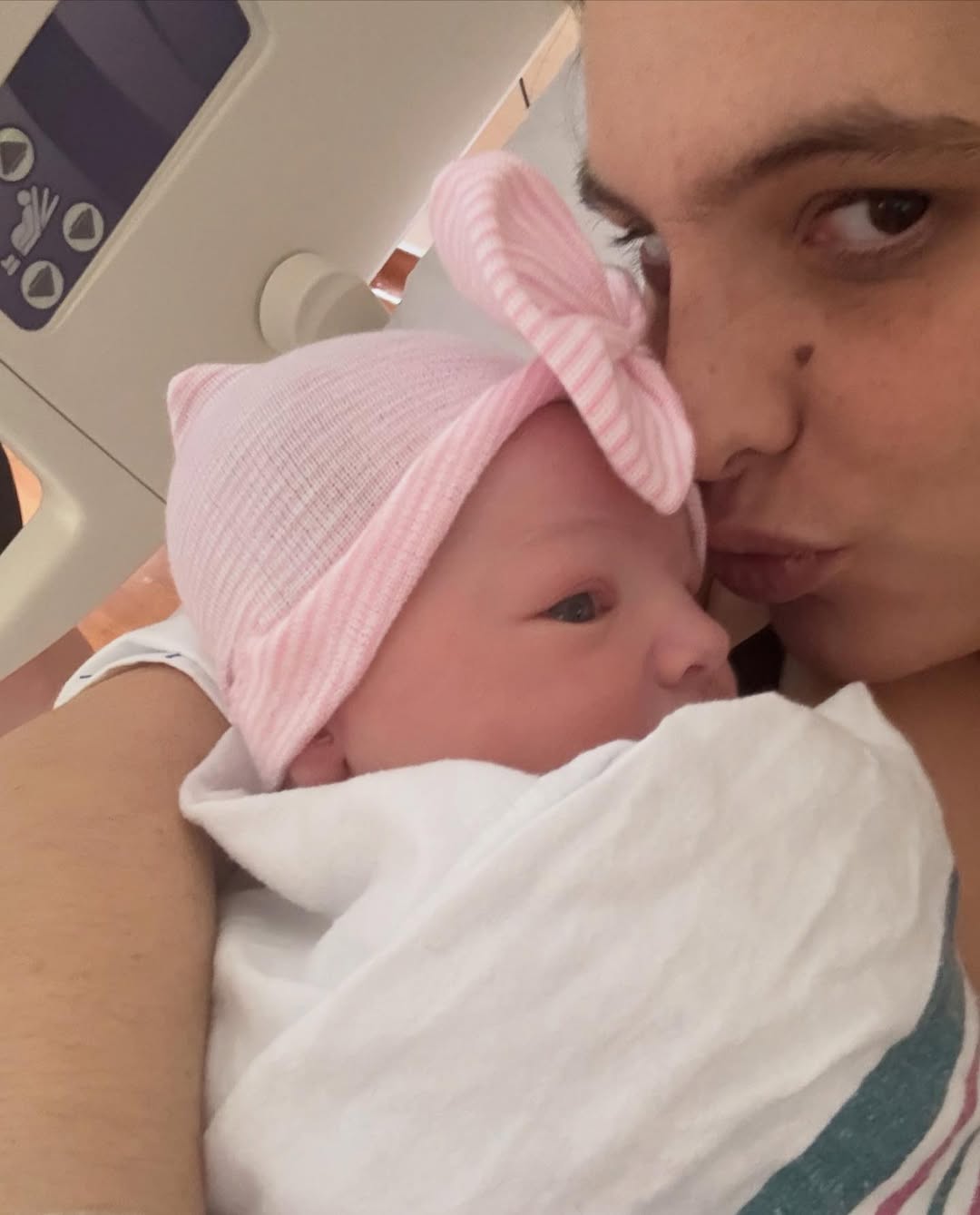 Lele Pons junto a su bebé Eloísa | Fuente: Instagram/lelepons