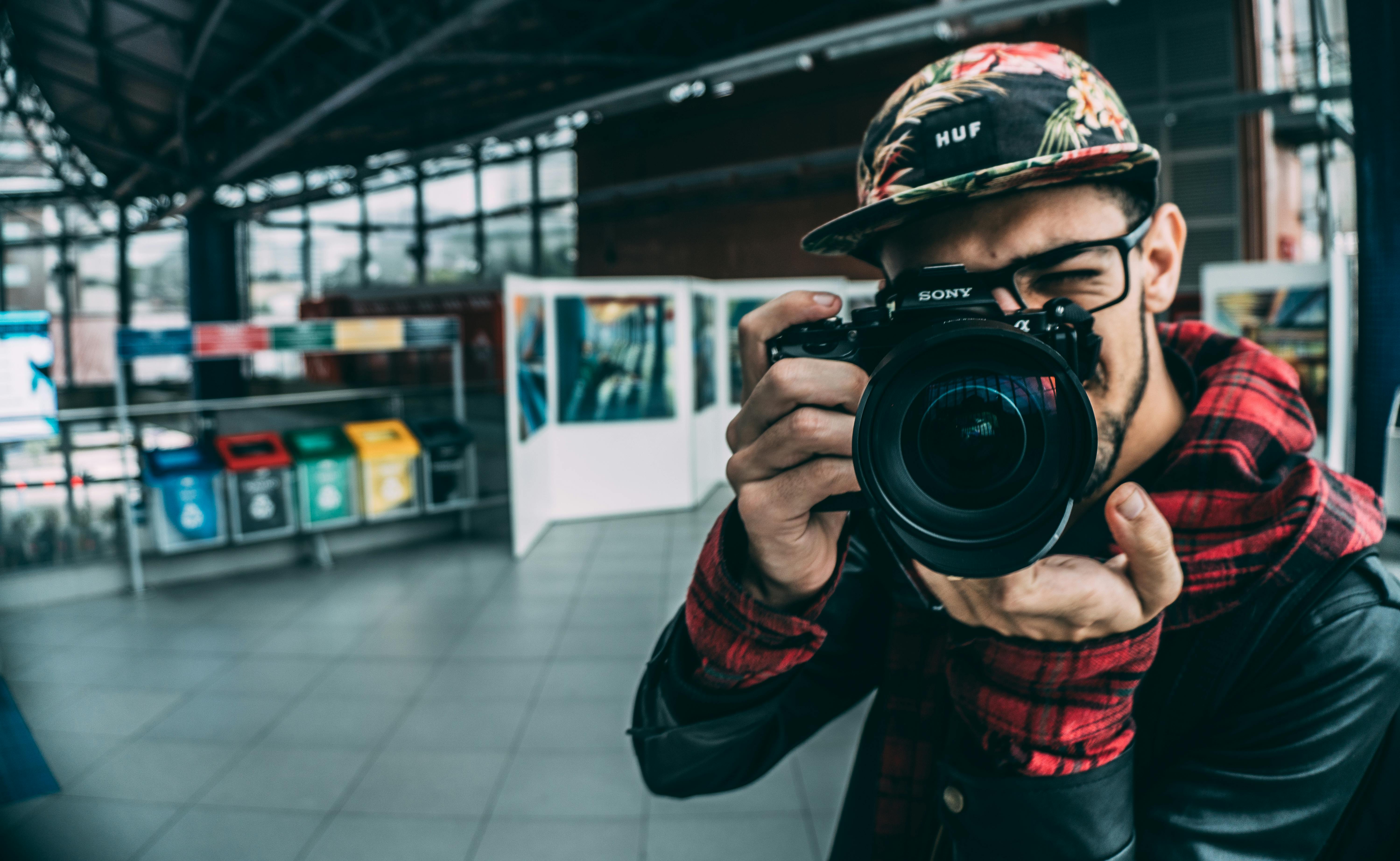 Un fotógrafo masculino | Fuente: Pexels