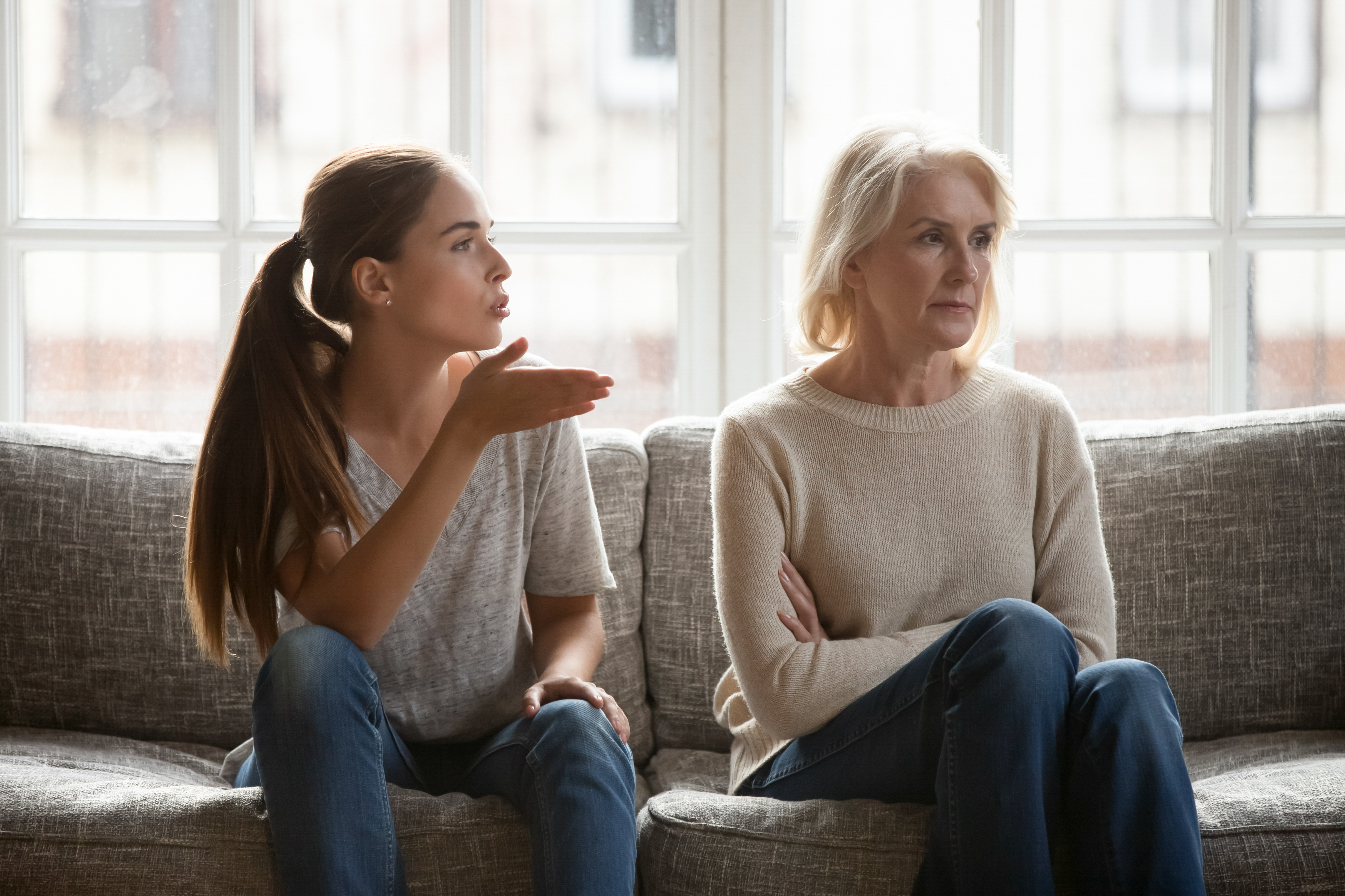 Hija adulta quejándose a su madre | Fuente: Shutterstock