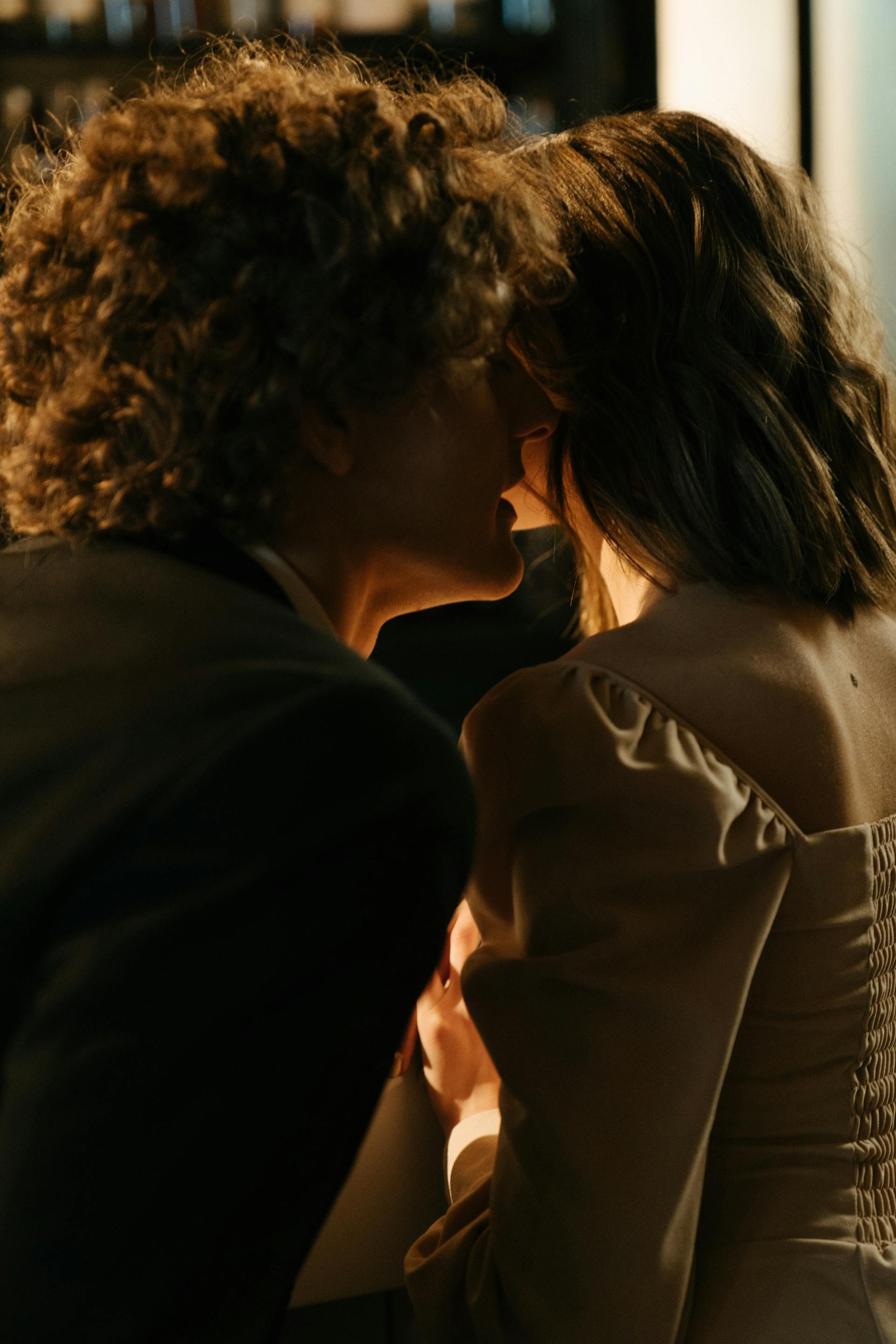 Un hombre susurrando a una mujer | Fuente: Pexels