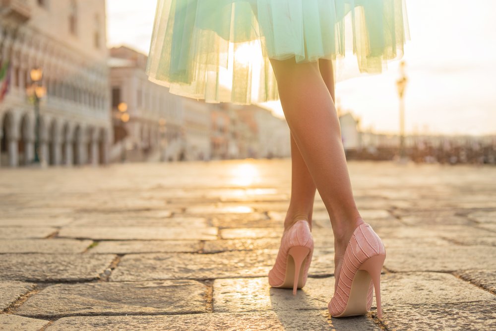 Mujer llevando zapatos altos. | Foto: Shutterstock