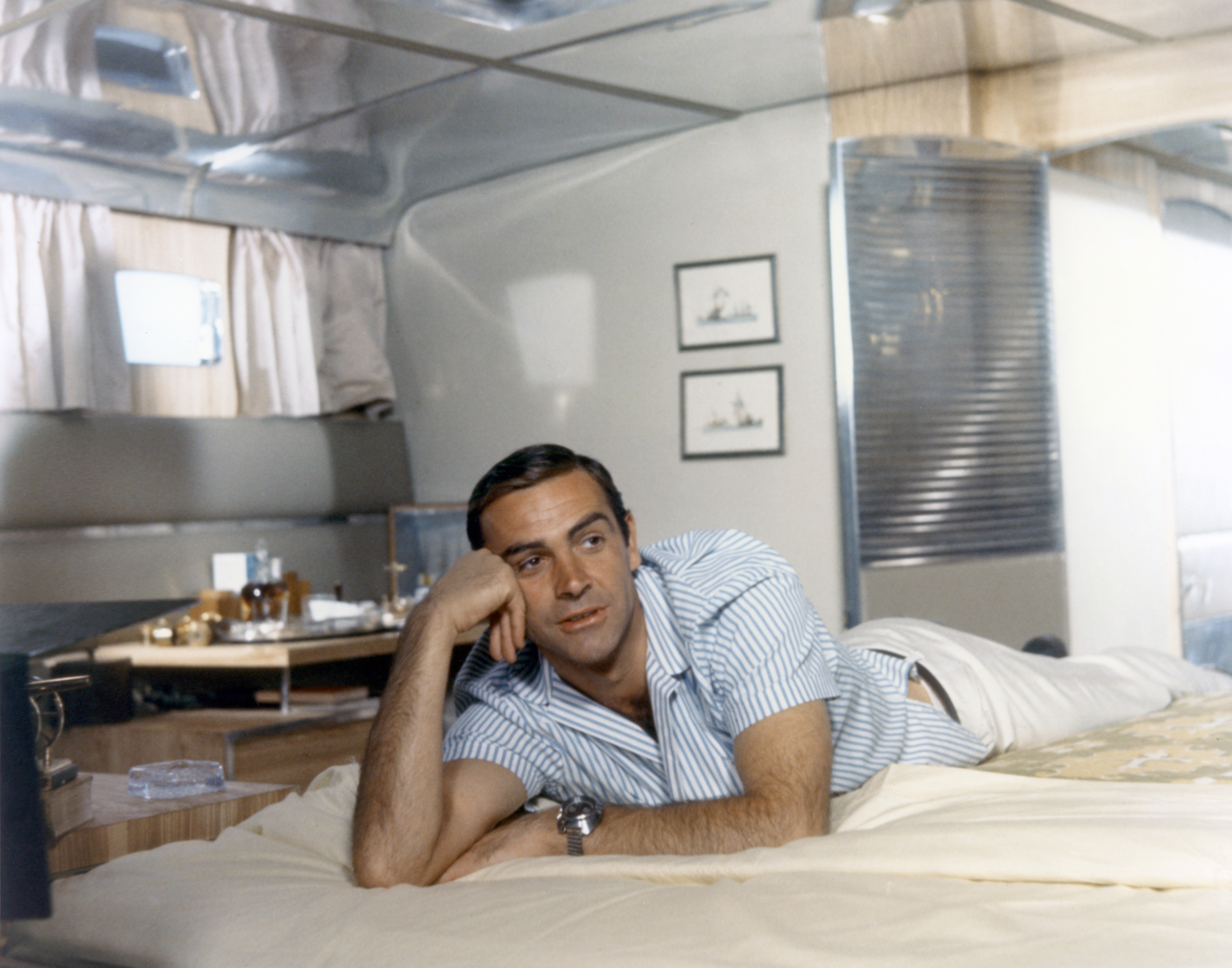 Sean Connery en el plató de "Thunderball" hacia 1965. | Foto: Getty Images