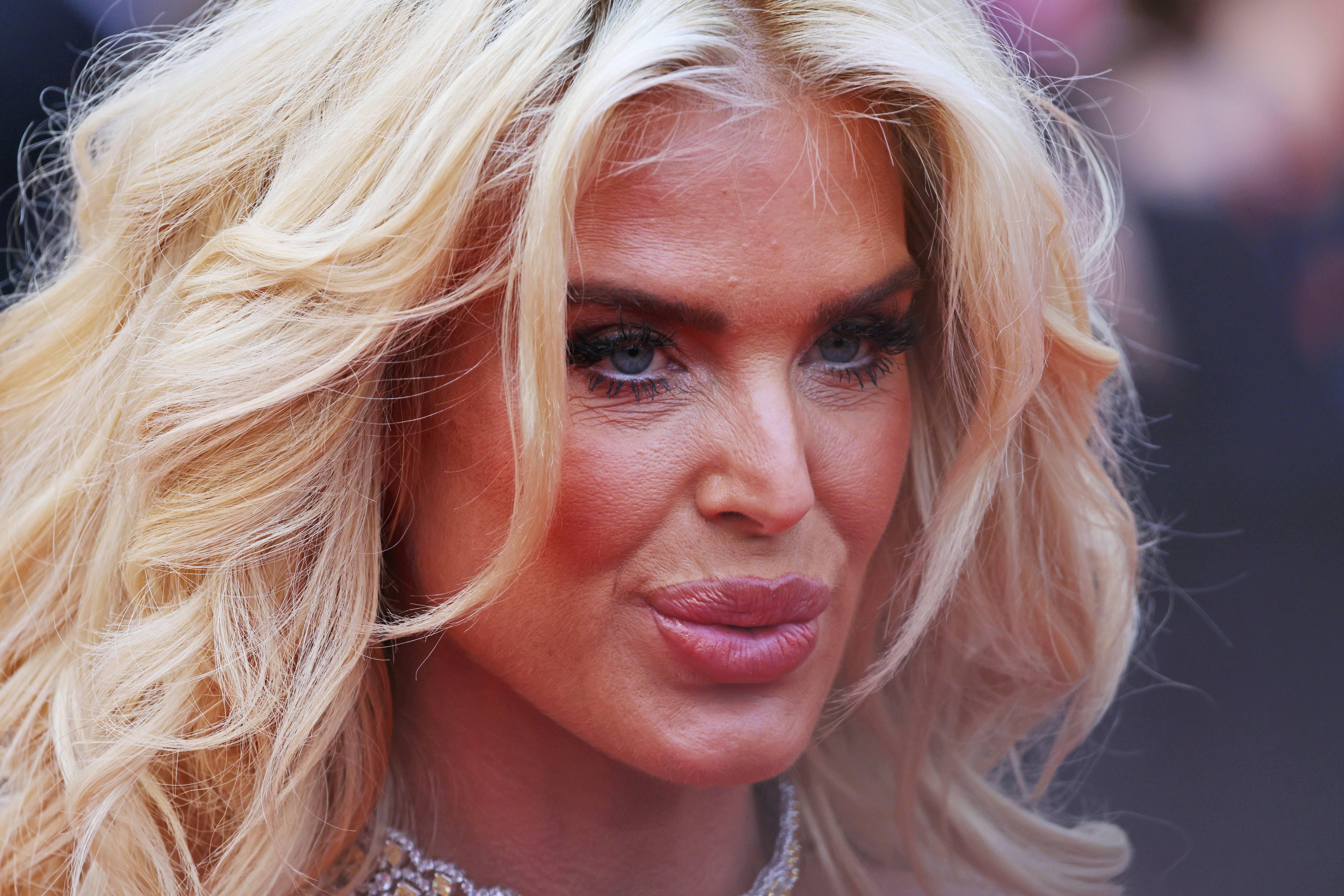 Victoria Silvstedt asiste a la alfombra roja de "Furiosa: A Mad Max Saga" durante la 77ª edición del Festival de Cine de Cannes, Francia, el 15 de mayo de 2024. | Fuente: Getty Images