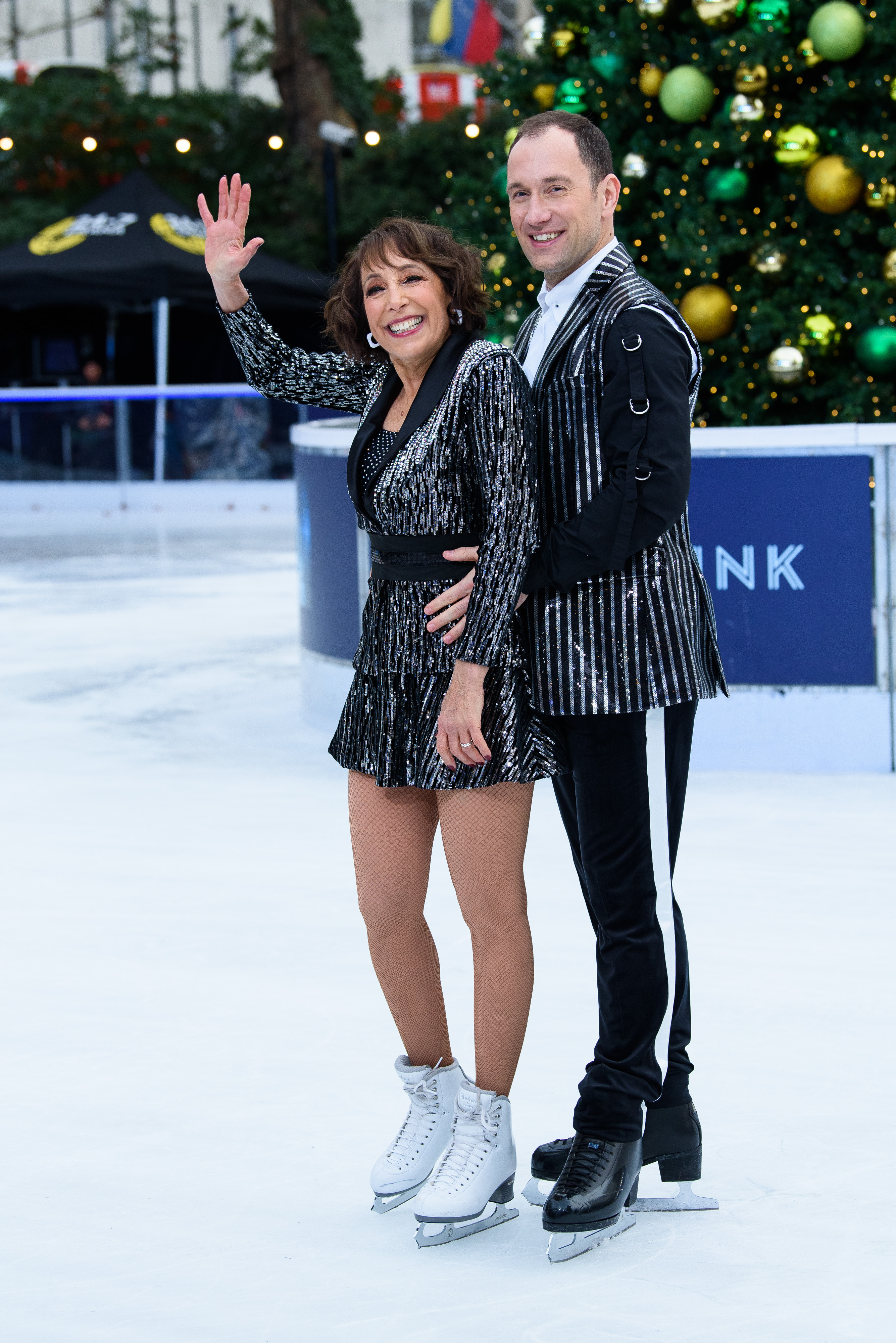 Didi Conn y Lukasz Rozycki durante un photocall para "Dancing On Ice" en la Pista de Hielo del Museo de Historia Natural el 18 de diciembre de 2018 en Londres, Inglaterra | Fuente: Getty Images