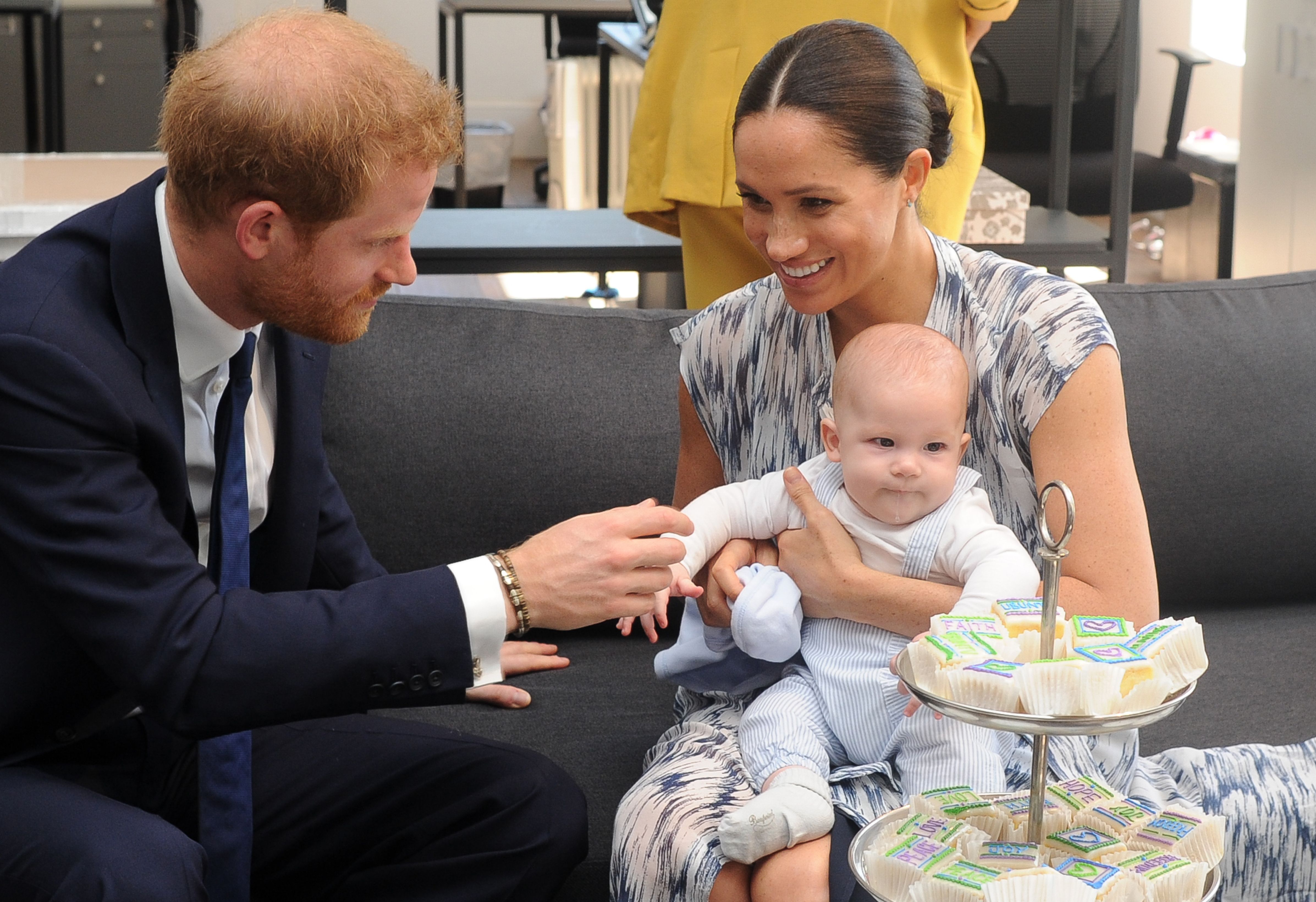 El príncipe Harry y su esposa Meghan Markle con su hijo Archie en la Fundación Tutu Legacy el 25 de septiembre de 2019 en Ciudad del Cabo, Sudáfrica. | Foto: Getty Images