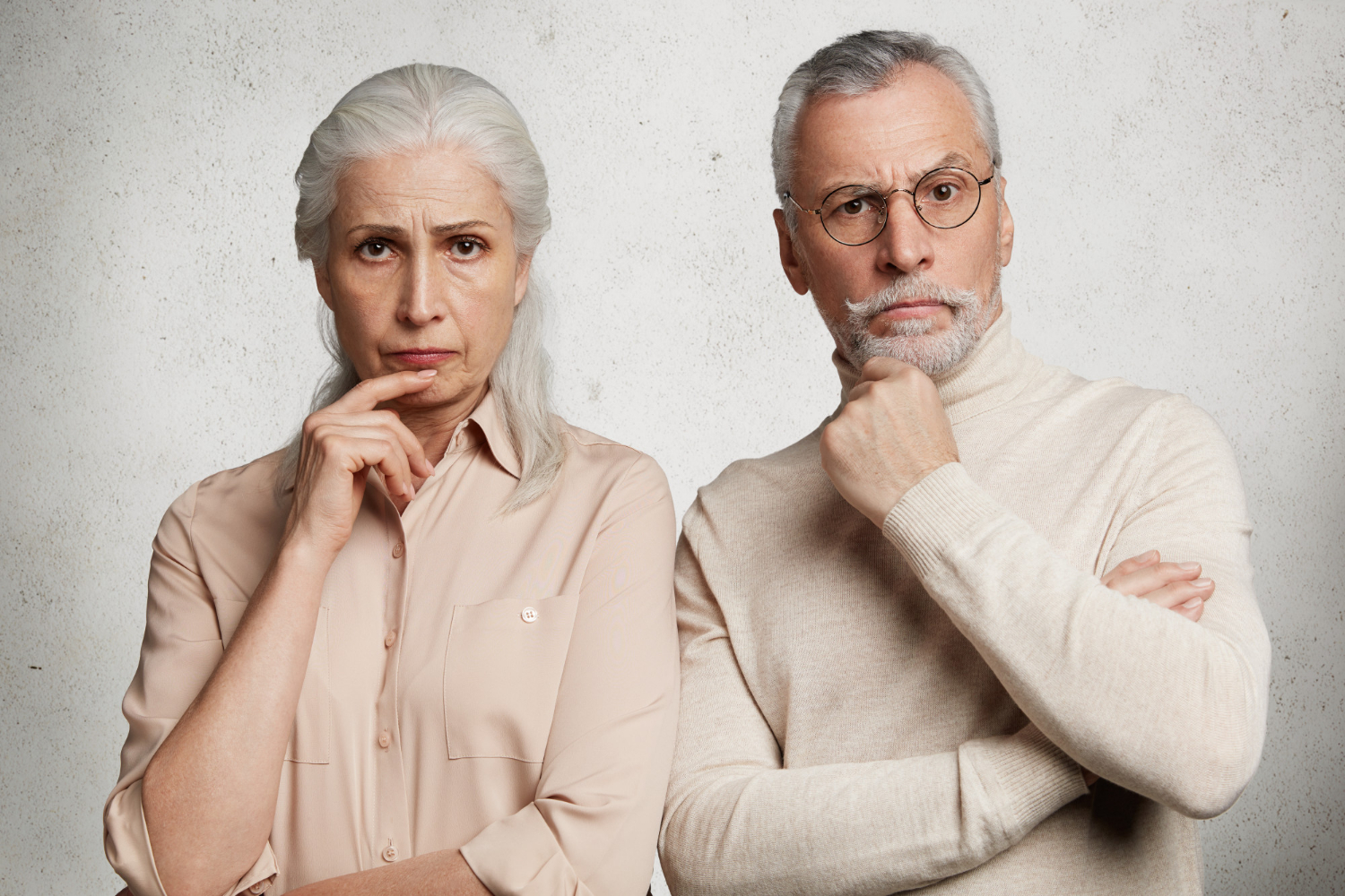 Una pareja de ancianos enfadada | Fuente: Freepik
