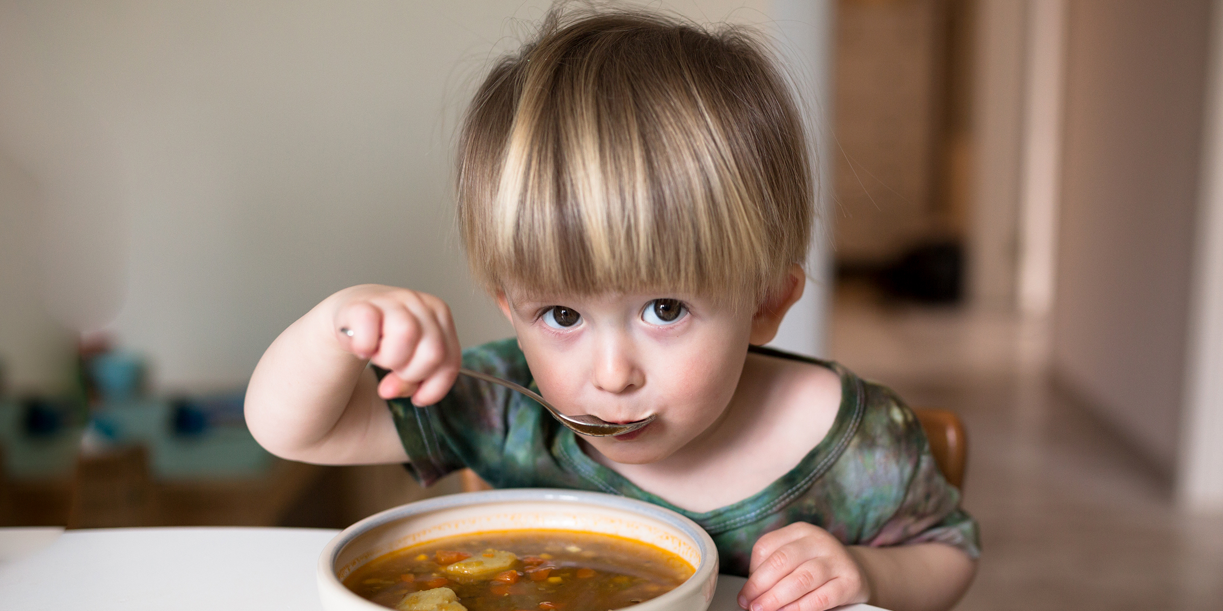 Un niño comiendo sopa | Fuente: Shutterstock