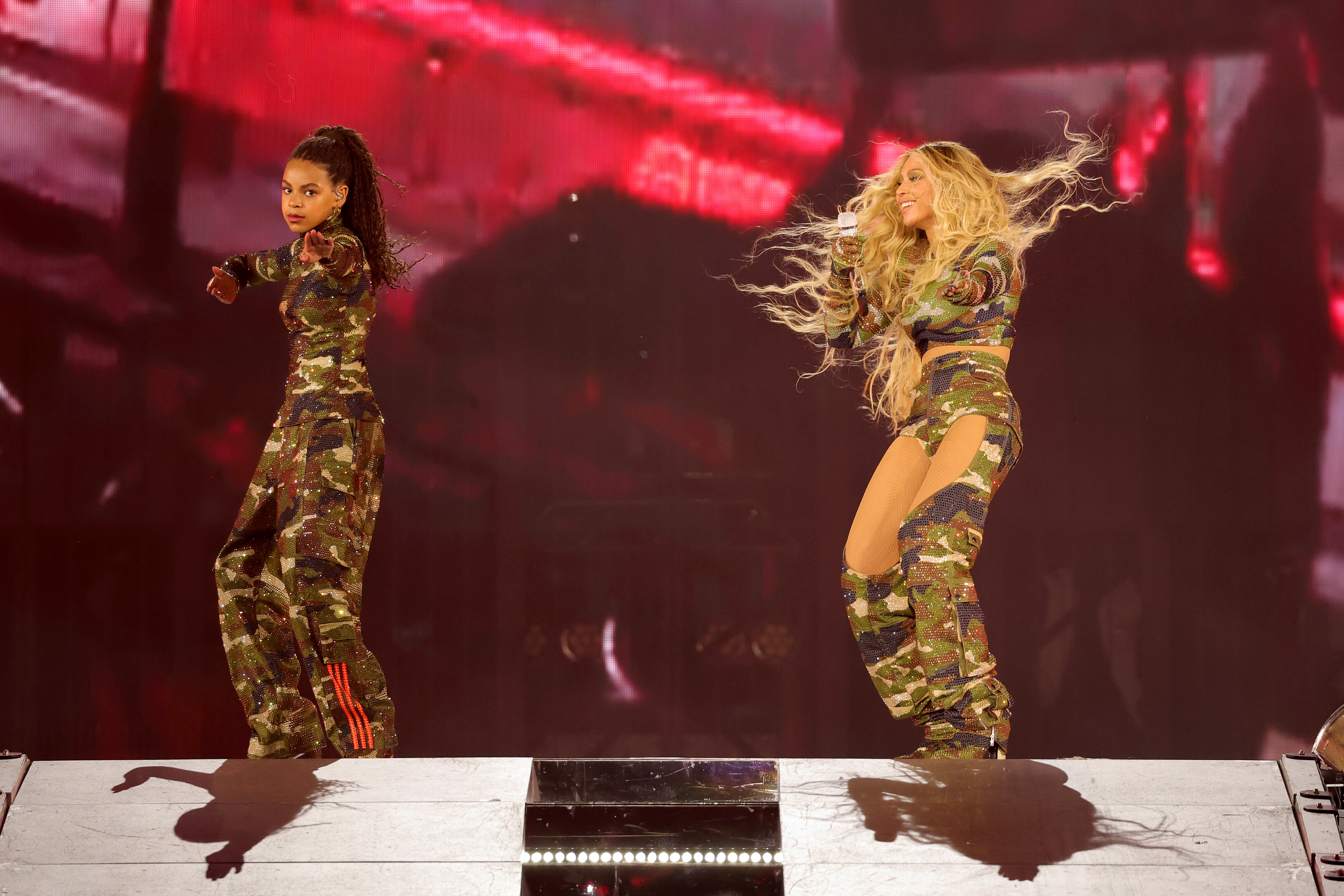 Blue Ive Carter y Beyoncé actúan en el escenario durante la gira "Renaissance World Tour" el 11 de agosto de 2023 en Atlanta, Georgia | Foto: Getty Images