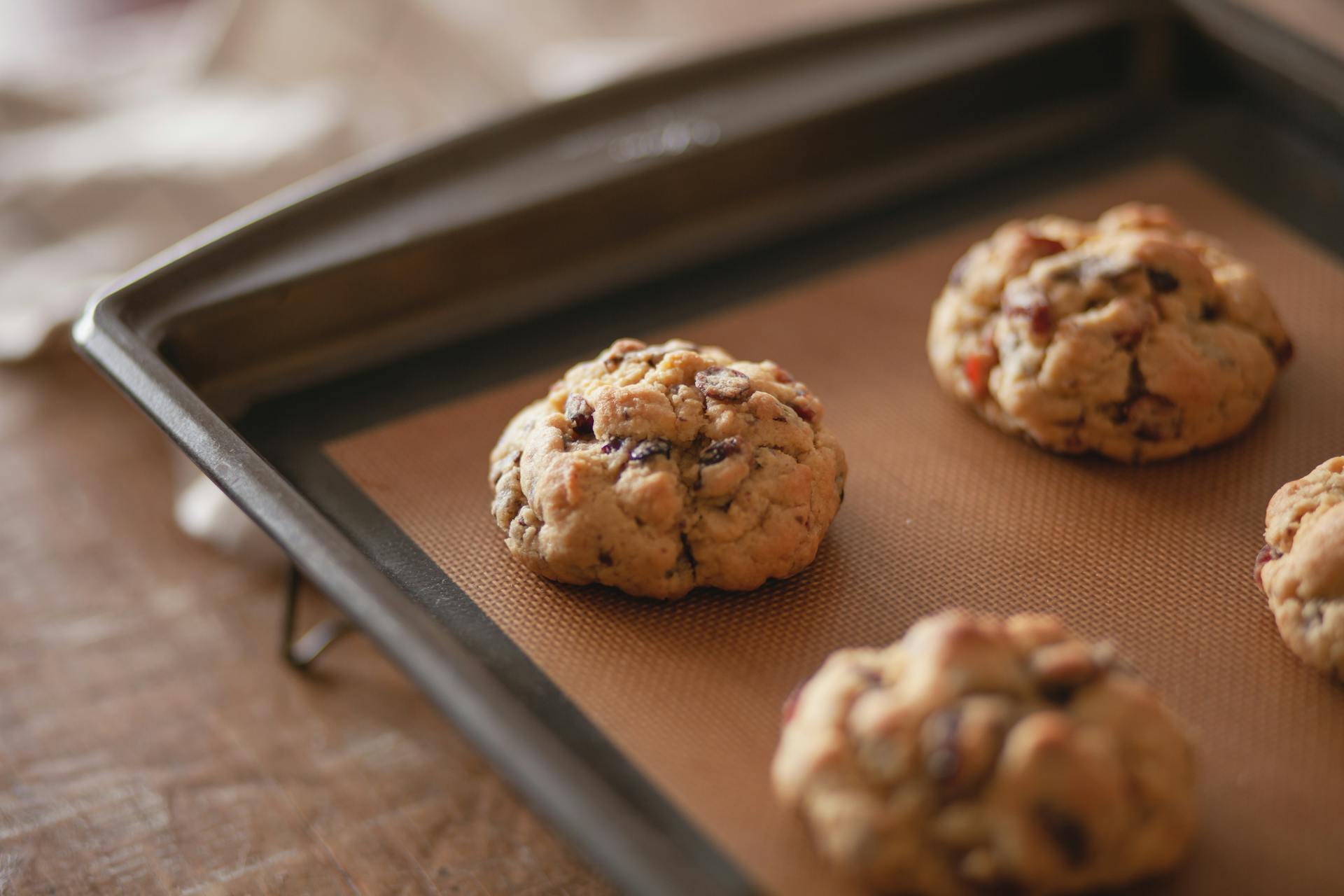 Galletas en una bandeja de horno | Fuente: Pexels