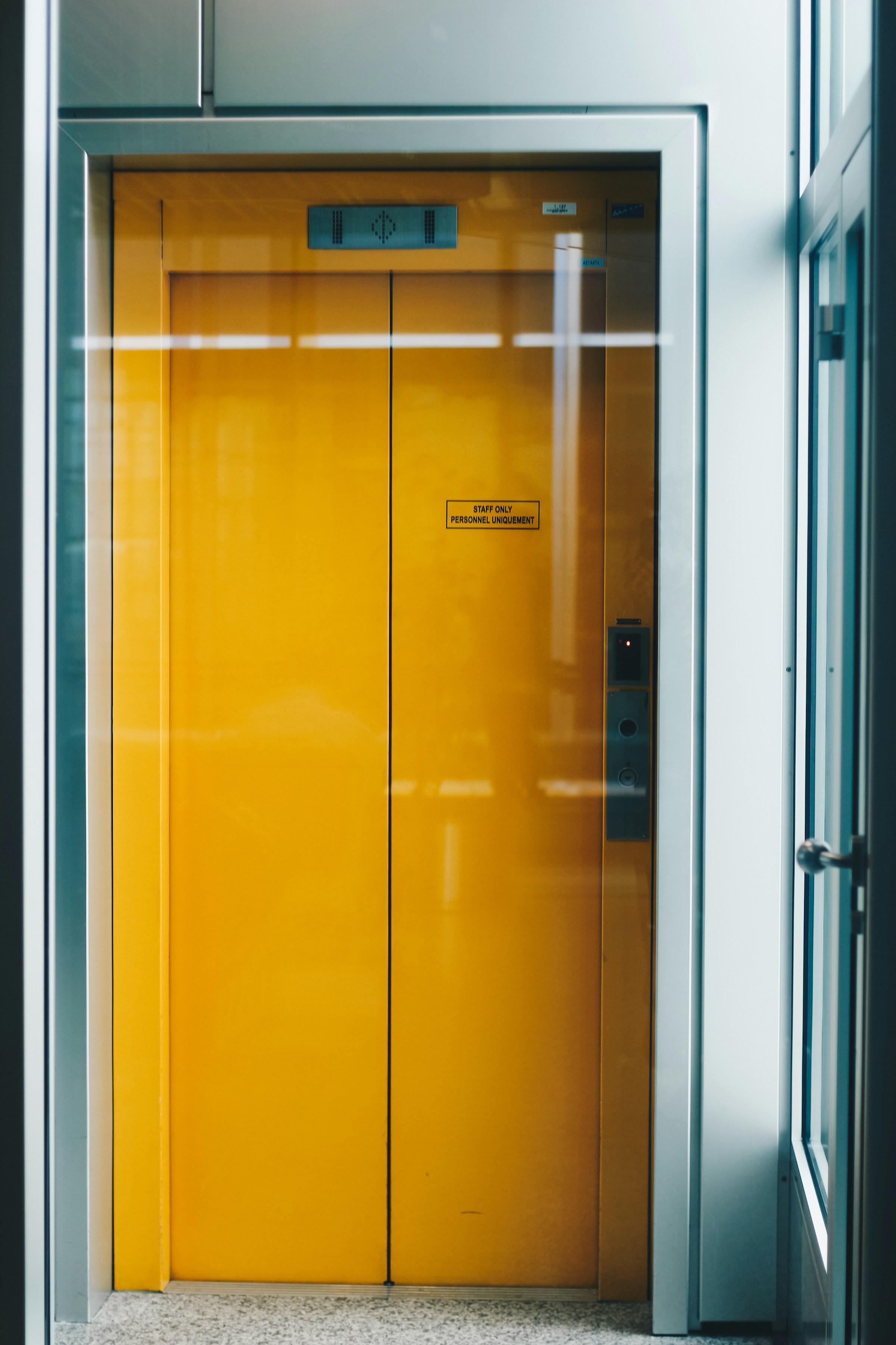La puerta cerrada de un ascensor | Foto: Unsplash