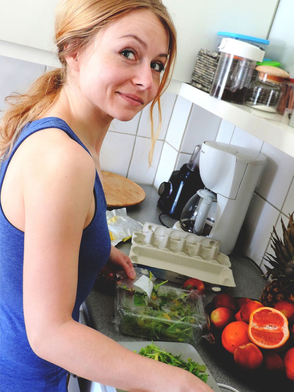 Mujer sonriendo en la cocina | Fuente: Pixabay