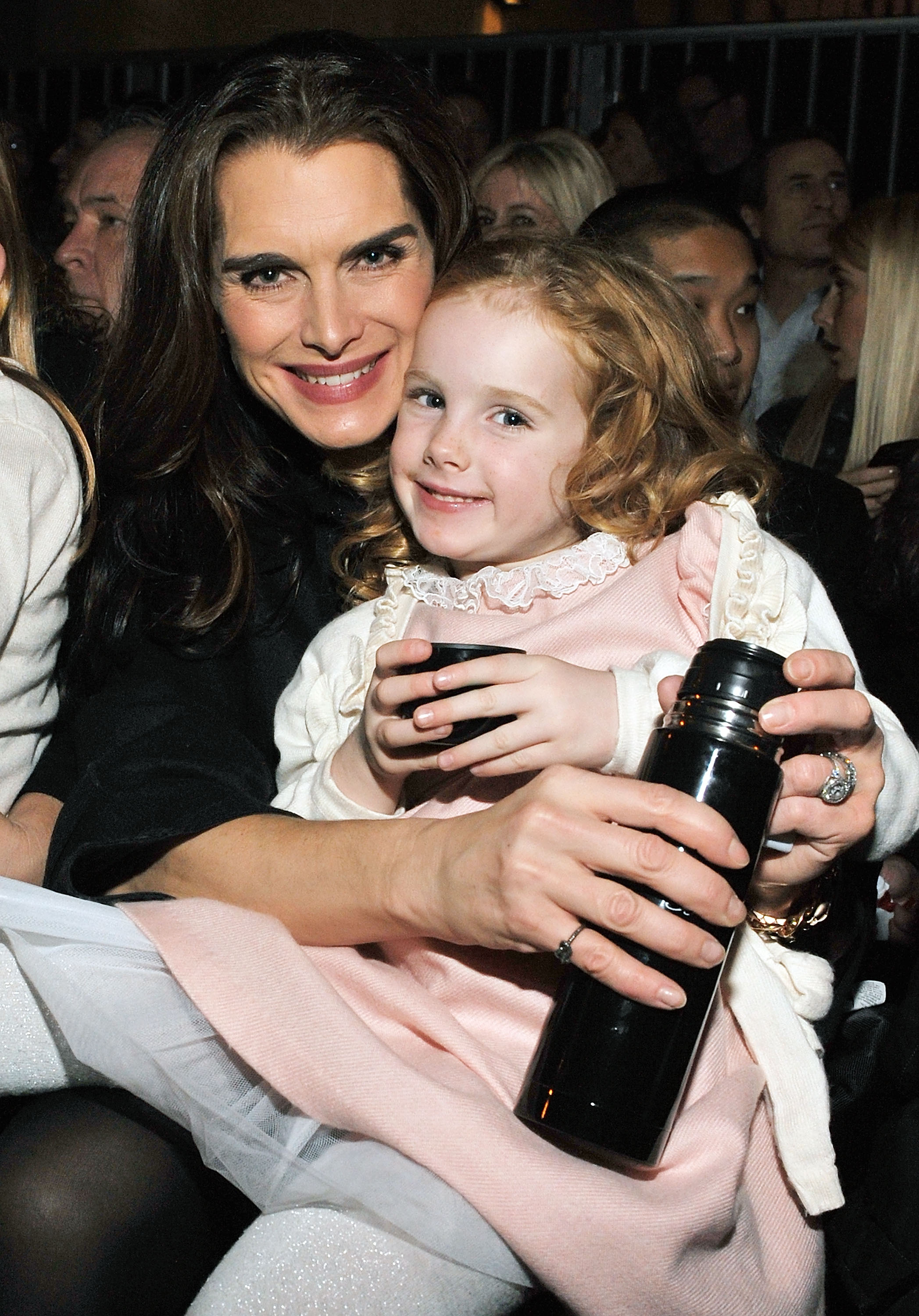 Brooke Shields y su hija Rowan Henchy en el espectáculo de luces de Saks Fifth Avenue "The Snowflake and the Bubble" and Holiday Window Unveiling el 22 de noviembre de 2010, en Nueva York | Fuente: Getty Images