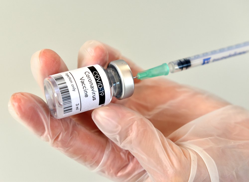 Frasco de vacuna contra el covid-19 y jeringa. | Foto: Shutterstock.