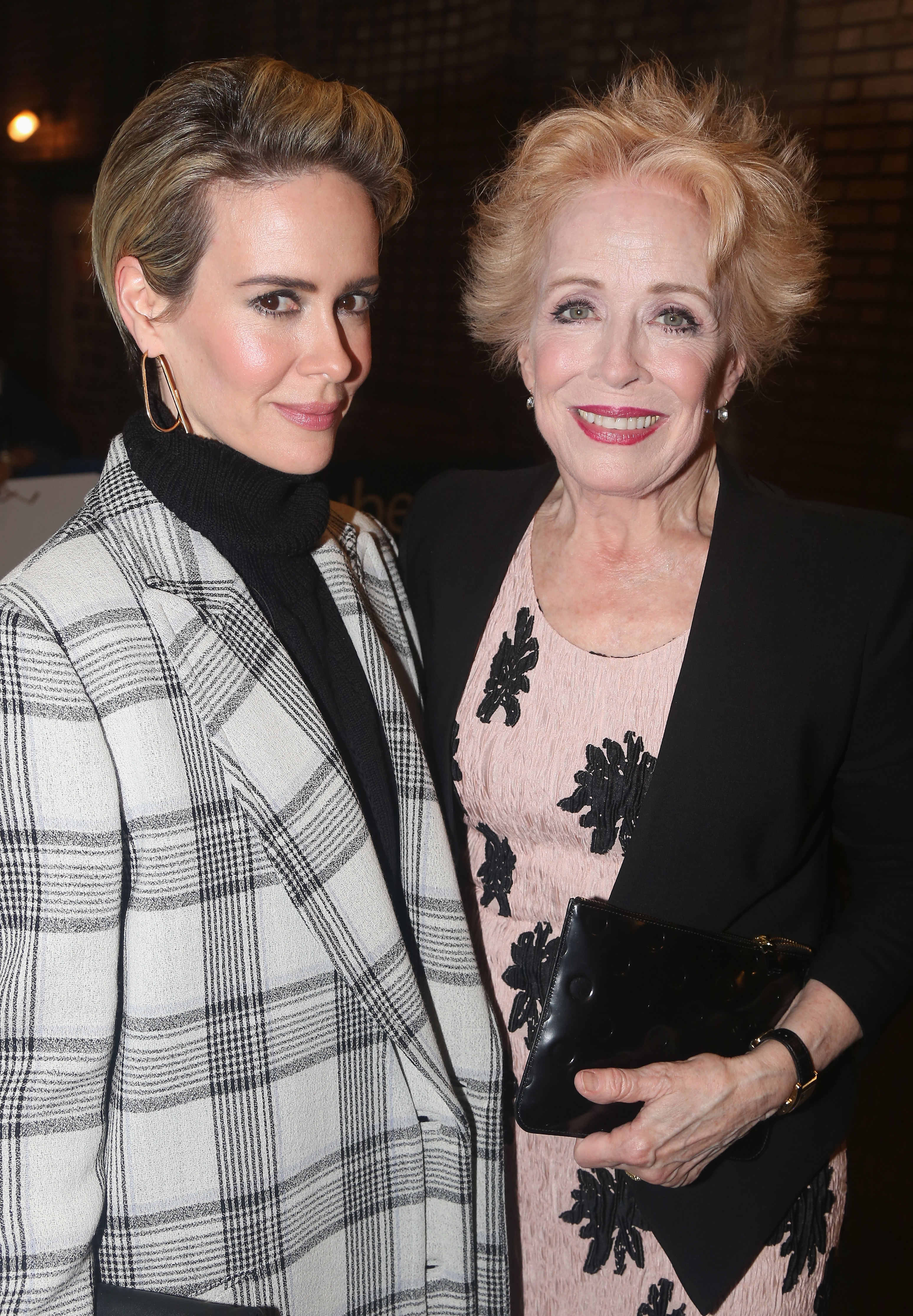 Sarah Paulson y Holland Taylor en la noche de estreno de "The Front Page" en Broadway el 20 de octubre de 2016, en Nueva York. | Fuente: Getty Images