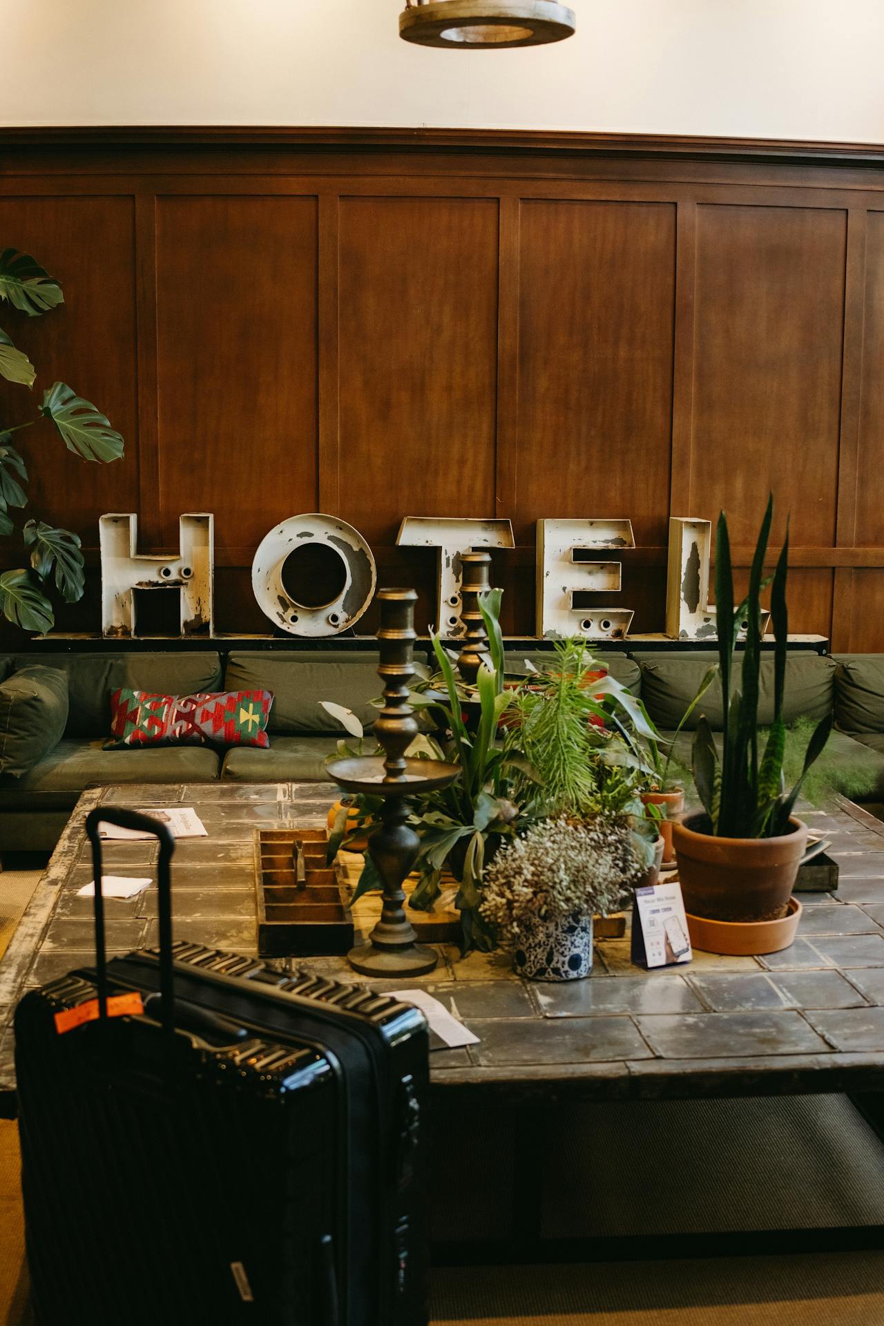 Maletas en el vestíbulo de un hotel | Fuente: Pexels