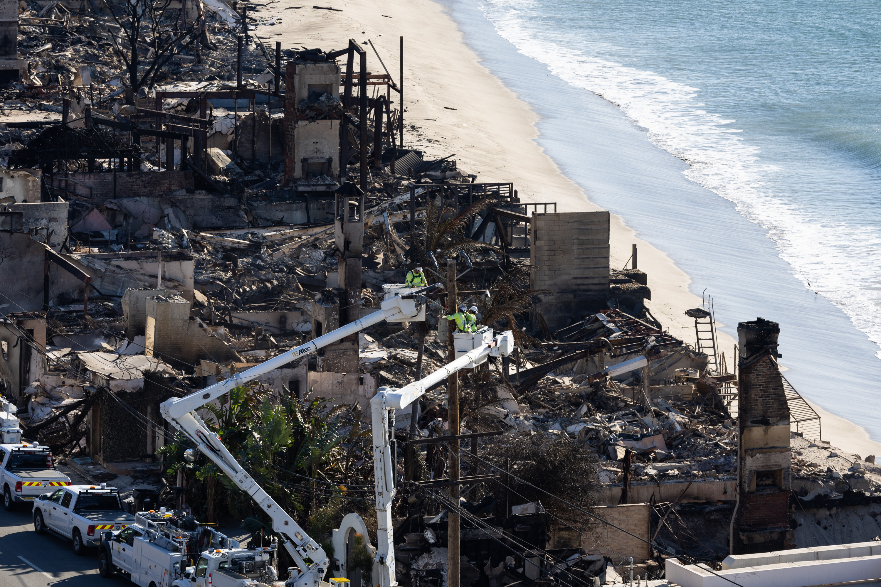 Casas y estructuras frente a la playa devastadas por los incendios forestales en Los Ángeles, California, el 12 de enero de 2025. | Fuente: Getty Images