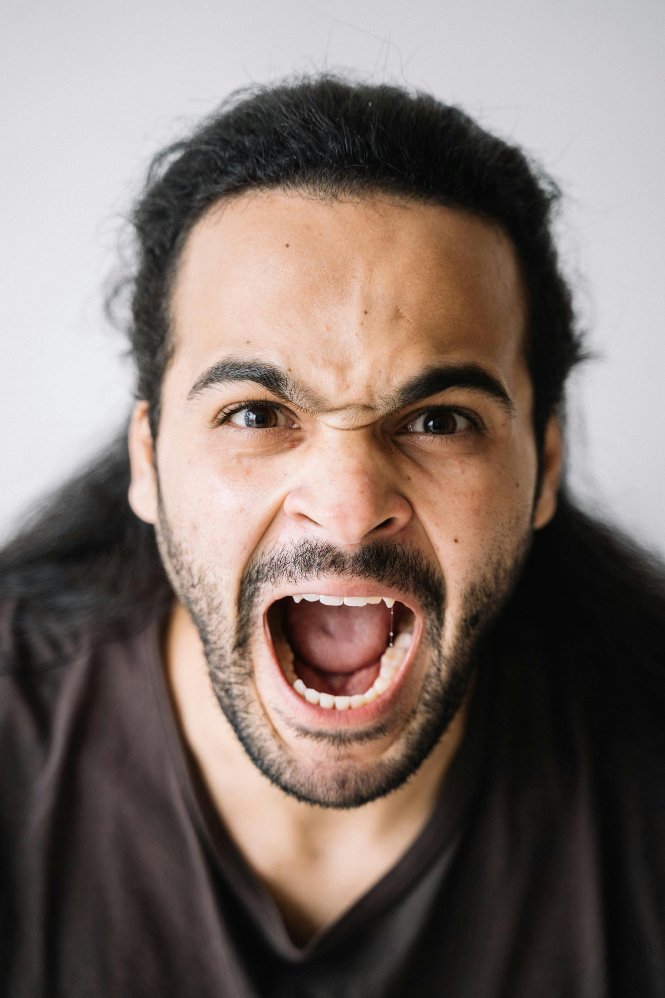 Hombre enfadado gritando | Foto: Pexels