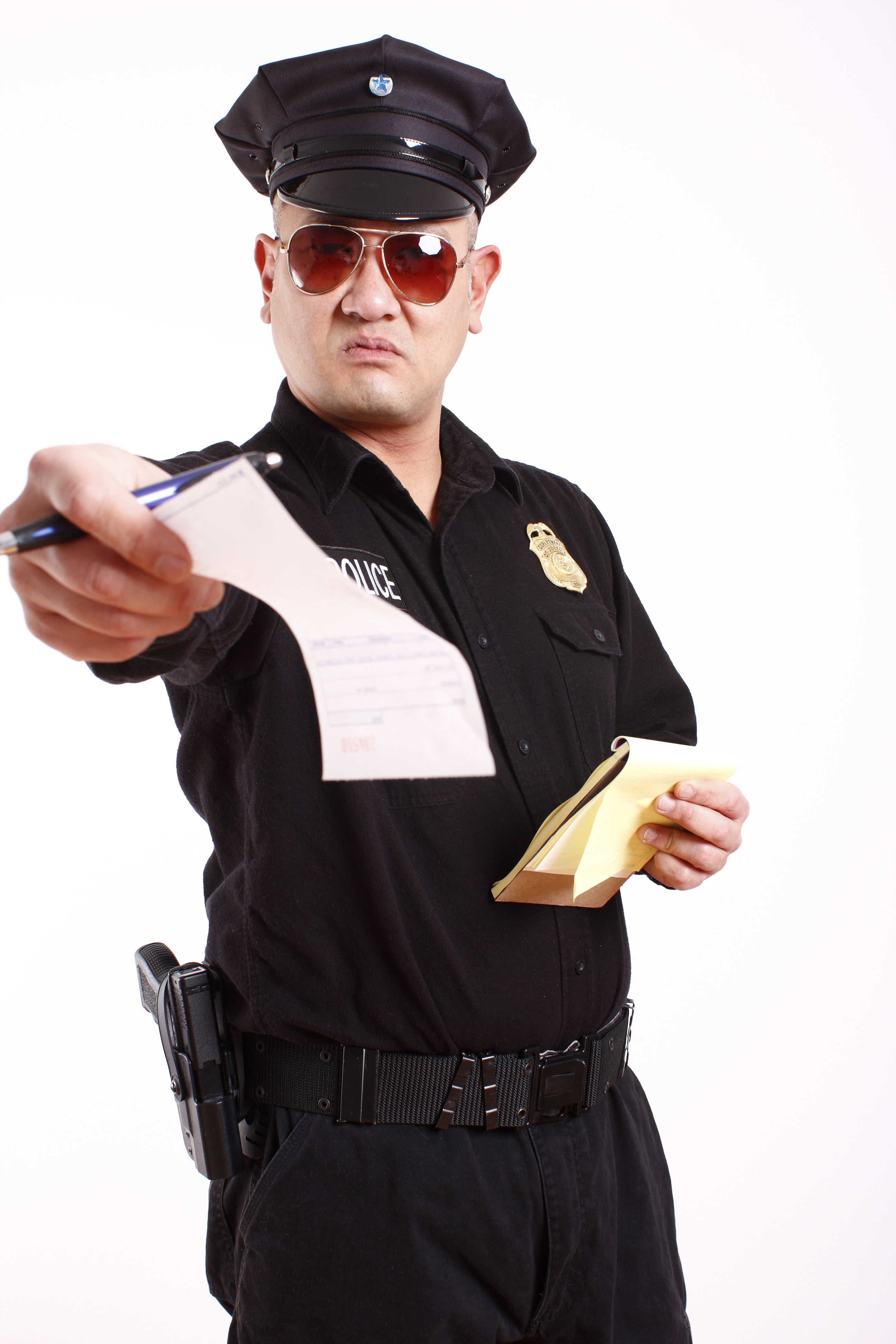 Agente de policía con una multa | Foto: Shutterstock