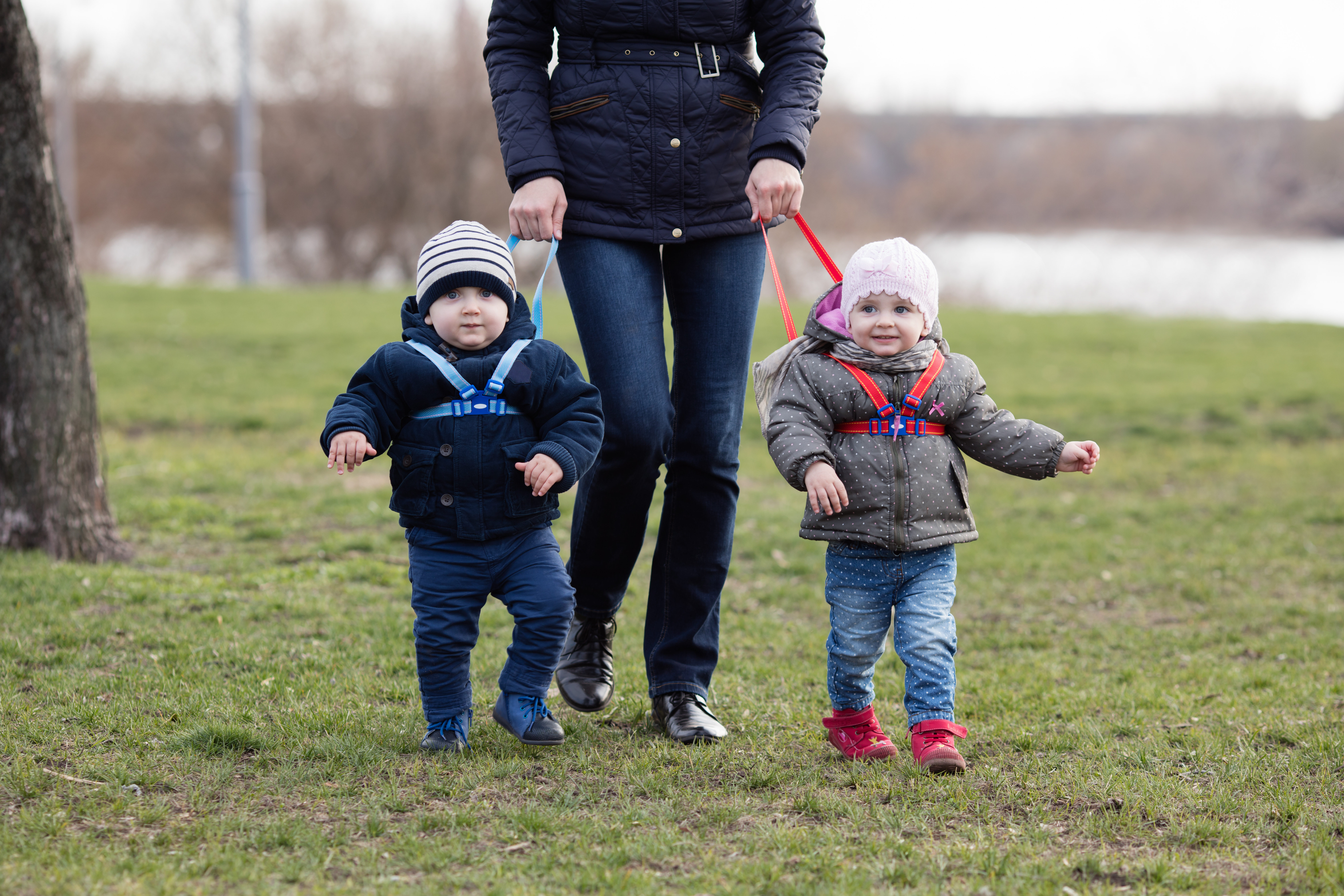 Una mujer paseando con dos niños con correa | Foto: Shutterstock