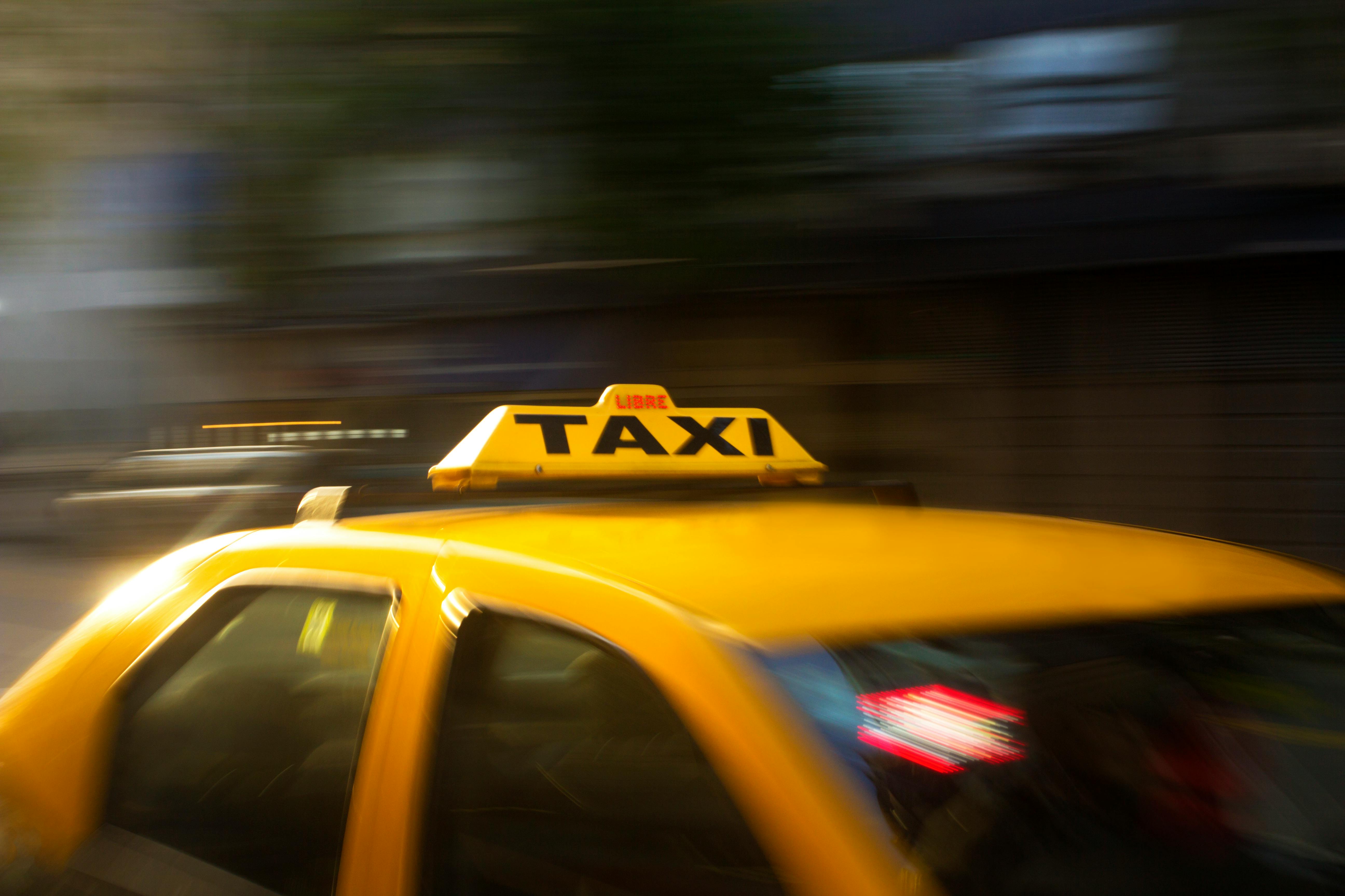 Un taxi en movimiento | Fuente: Pexels