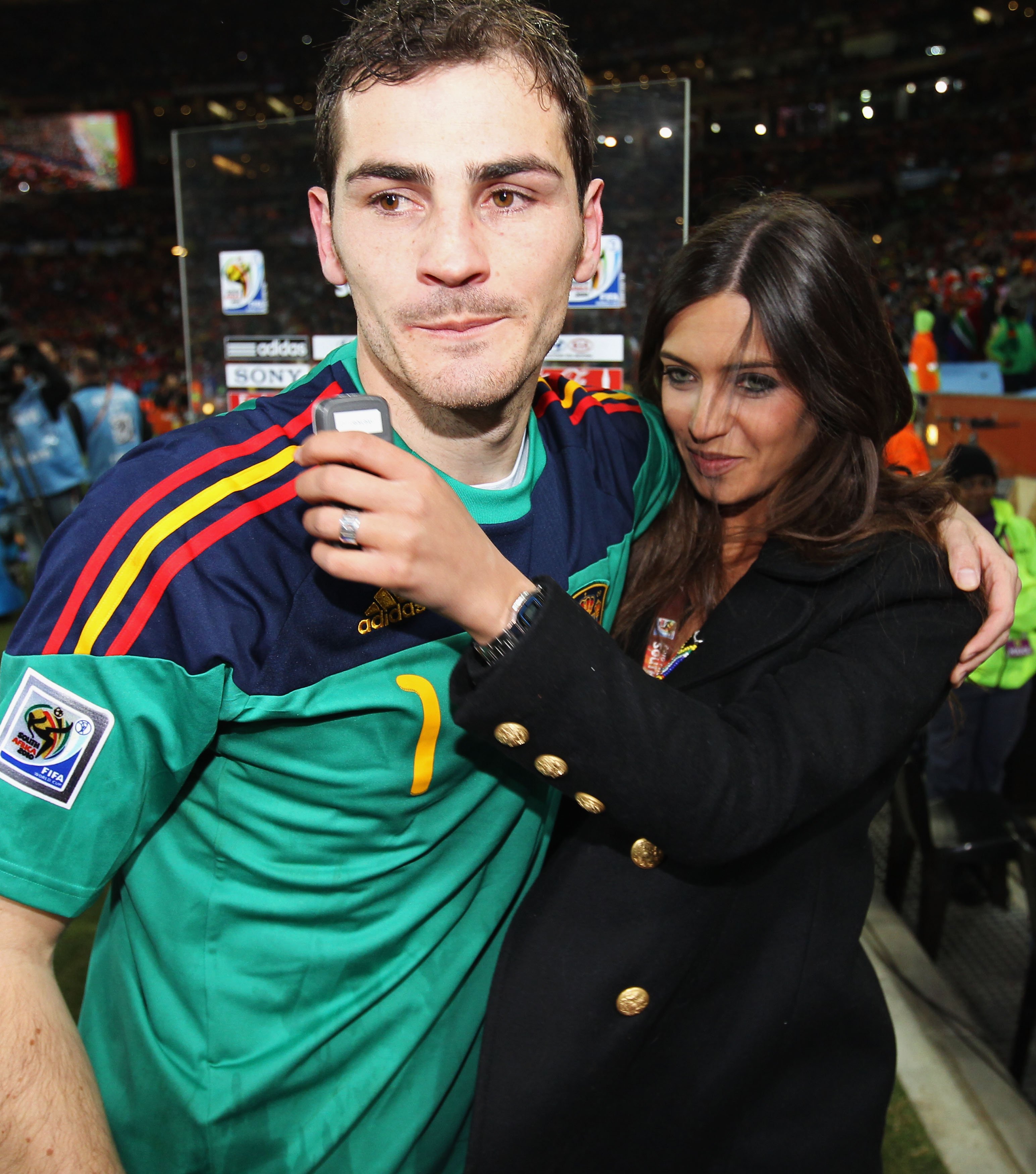 Iker Casillas y Sara Carbonero en el estadio Soccer City, el 11 de julio de 2010 en Johannesburgo, Sudáfrica. | Foto: Getty Images