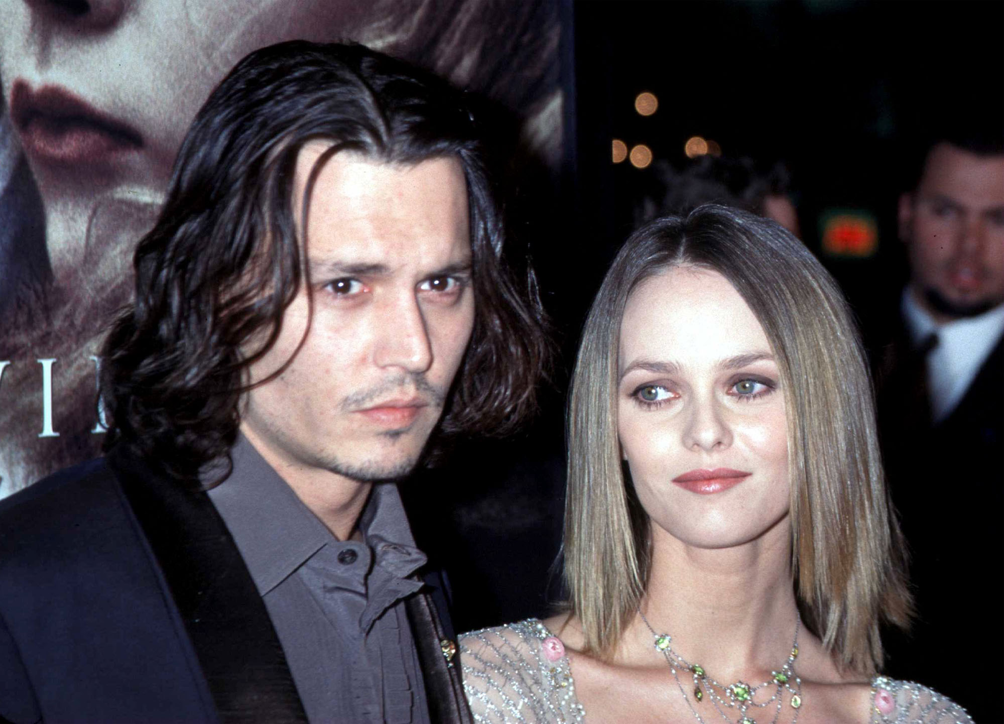Johnny Depp y Vanessa Paradis en el estreno de "Sleepy Hollow" en Los Ángeles, California, el 17 de noviembre de 1999 | Fuente: Getty Images