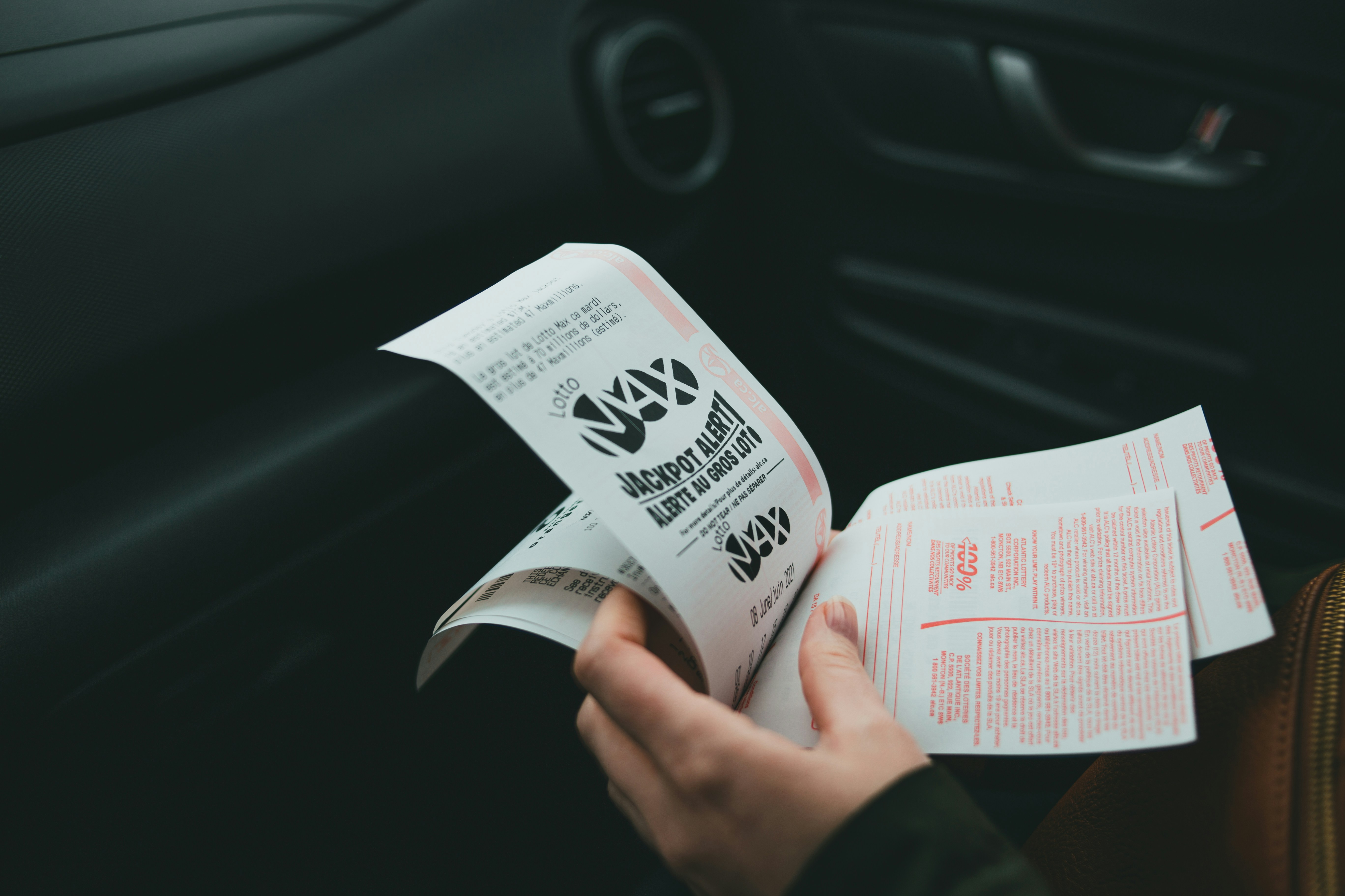 Una persona con billetes de lotería | Fuente: Unsplash
